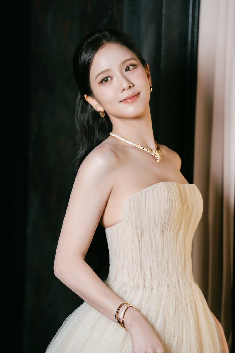 DCJisoogallery's tweet photo. 【𝐖𝐞𝐢𝐛𝐨】 260623 @ sooyaaa_智秀 🤍

'在首尔，与 Panthère de Cartier 共度的瞬间 ✨'

🔗https://t.co/QdexoHULLj

#JISOO #지수 @BLACKPINK @officialBLISSOO https://t.co/FH4AqJuVy4