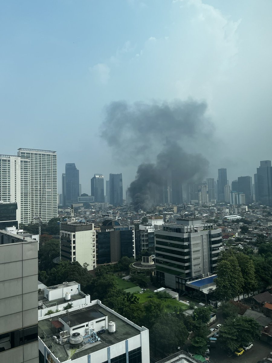 claudiacaa_'s tweet photo. Kaget tbtb ada suara blangwir. Ini yang kebakaran? Katanya toko material area karbela? #kebakaranjakarta #infojkt https://t.co/mEpUqRciEs