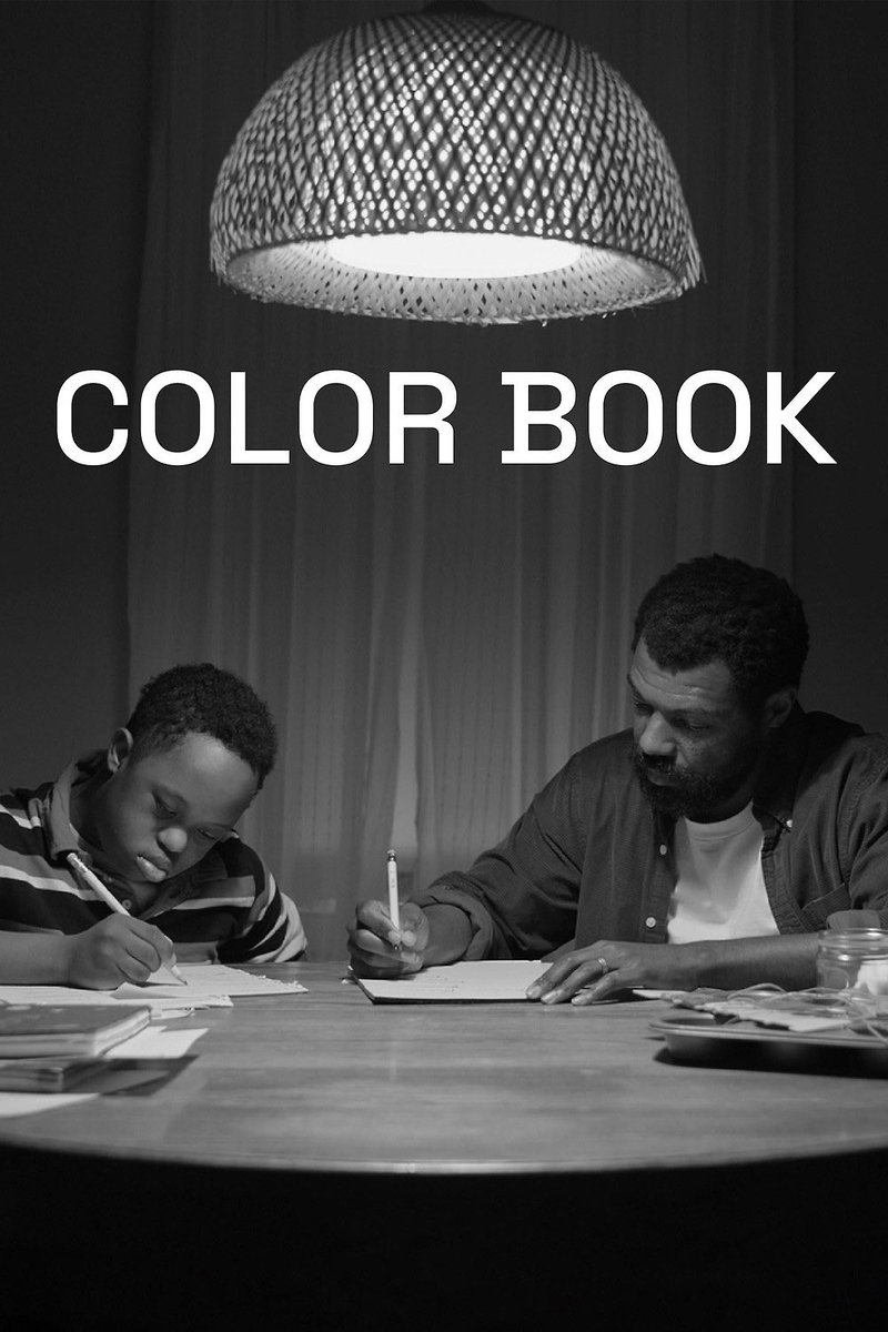 PlanetReviewDE's tweet photo. #ColorBookNetflix
Review ⭐️⭐️

Die Farbe kommt von der Besetzung! #ColorBook fühlt sich oft wie ein Kurzfilm an, der auf Spielfilmlänge erweitert wird. Es ist in Ordnung; es ist okay. Aber leider ist es nicht viel. Für sein Regiedebüt konzentriert sich David Fortune auf einen Vater, Lucky (William Catlett), und seinen Sohn Mason (Jeremiah Daniels), der das Down-Syndrom hat. Die beiden leben in Atlanta, Georgia, und als Fortune uns ihnen vorstellt, spüren wir einen Hauch von Traurigkeit, der den Haushalt verschlingt. Das liegt daran, dass Luckys Frau und Masons Mutter, Tammy (Brandee Evans), bei einem Autounfall ums Leben kam, und es wird kein Spoiler sein, zu enthüllen, dass sowohl Vater als auch Sohn sie schmerzlich vermissen. War es ein Fall von Hit-and-Run? Hat die Polizei den Täter erwischt und ins Gefängnis geschickt? Fortune scheint sich weitgehend nicht für solche Fragen zu interessieren. Stattdessen entscheidet er sich für eine dokumentarische Darstellung von alltäglichen Details, die sich an Szenen wie Lucky, der Mason beibringt, wie man „lila“ ausspricht, verweilt. Mason zeichnet und färbt auch in einem Buch, und wenn er Luckys Befehle gehorsam befolgt, wenn er seine Aufgaben gut macht, bringt er Lucky zufrieden zum Lächeln. Ansonsten verliert Lucky schnell seine Geduld, wenn Mason versucht, ähm, „trotzig“ zu sein, wie wenn er sich an einem Ballon festhält oder immer wieder „Mason“ als „M-son“ schreibt. War Lucky bei Mason immer so? Oder sind das die Frustrationen eines trauernden Mannes, der seine Frau sehr vermisst? Ist das der Grund, warum Mason irgendwann Lucky sagt, dass er seine Mutter vermisst, weil seine beiden Eltern, als sie noch lebte, glücklich und unglaublich geduldig und nachsichtig ihm gegenüber waren? Das Glück bietet keine Erklärung. Was die Vergangenheit betrifft, verwendet er kurze Rückblenden, die zeigen, wie Tammy lächelt, lacht und mit Mason spielt. Es ist das typische „tote Ehefrau“-Klischee, zu dem das Kino so oft zurückgekehrt ist, dass es praktisch zu einer Parodie von sich selbst geworden ist. Das Glück sagt uns auch wenig über Luckys Job oder finanzielle Situation aus. Infolgedessen ist es schwierig, die Einsätze bestimmter Situationen einzuschätzen. Wie viel Druck haben die Ausgaben von 1500 Dollar für ein Auto auf seine Finanzen? Wie viel gibt er für Masons Medikamente aus? Was ist sein Beruf? Das Glück elipidiert zu viele Details zugunsten einer „intimen Erfahrung“, die auch ihren Anteil an augenrollenden Klischees hat, einschließlich der Szene, in der ein Auto eine Panne hat, und der, in der Lucky Mason im Zug verliert, nachdem er eingedöst ist. Die einfache Zusammenfassung des Films ist, dass Lucky Mason zu seinem ersten Baseballspiel mitnimmt und von Atlanta nach Truist Park reist. Auf ihrer Reise stoßen sie auf viele Hindernisse, treffen Freunde und Fremde und kommen einander näher. Das Glück geht jedoch nicht viel tiefer über diese Beschreibung hinaus. Während ihrer Reise spricht Lucky selten darüber, was das Baseballspiel für ihn persönlich bedeutet. Man bekommt das Gefühl, dass Vater und Sohn nicht regelmäßig auf diese Reisen gehen, weshalb es seltsam erscheint, dass Lucky so wenig mit Mason über die Gebäude erzählt, die sie sehen, und die Straßen, Parks und Viertel, durch die sie fahren, bevor sie ihr Ziel erreichen. Fortune scheint nicht wirklich daran interessiert zu sein, die Stimmen seiner Charaktere zu hören. Er setzt sie lediglich ein, um einen unwiderlegbaren Punkt zu beweisen: Elternschaft ist hart. Aus diesem Grund entstehen die meisten Freuden des Films aus Szenen, in denen Lucky Mason hilft, Wörter wie „Waffeln“ auszusprechen.