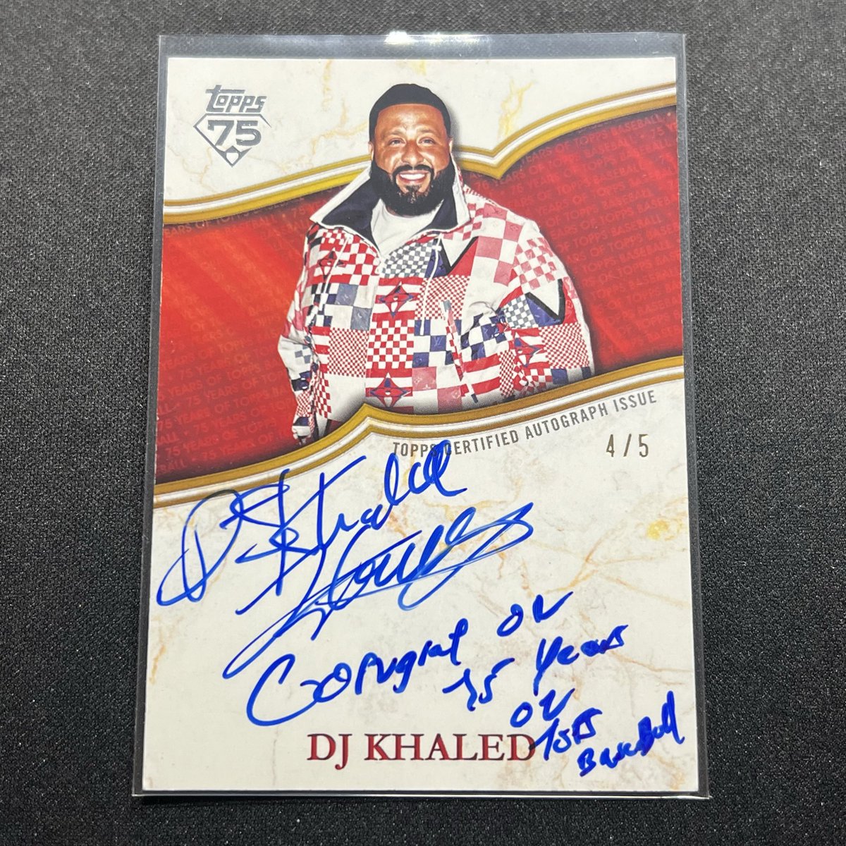 MalkoCards's tweet photo. ブラザーズさん@BROTHERS_KAZU の通販にて2026 Topps Series 2 Jumboを購入し、久しぶりにMLBカードを開封。

DJ KHALED
75 Years Of Topps Baseball Autographs

野球のカードを買ったはずなのですが😧笑
オッズがまさかのJumbo – 1:138,600
これなら大谷くん出てもおかしくなかった🥺 https://t.co/StctjKKwN3