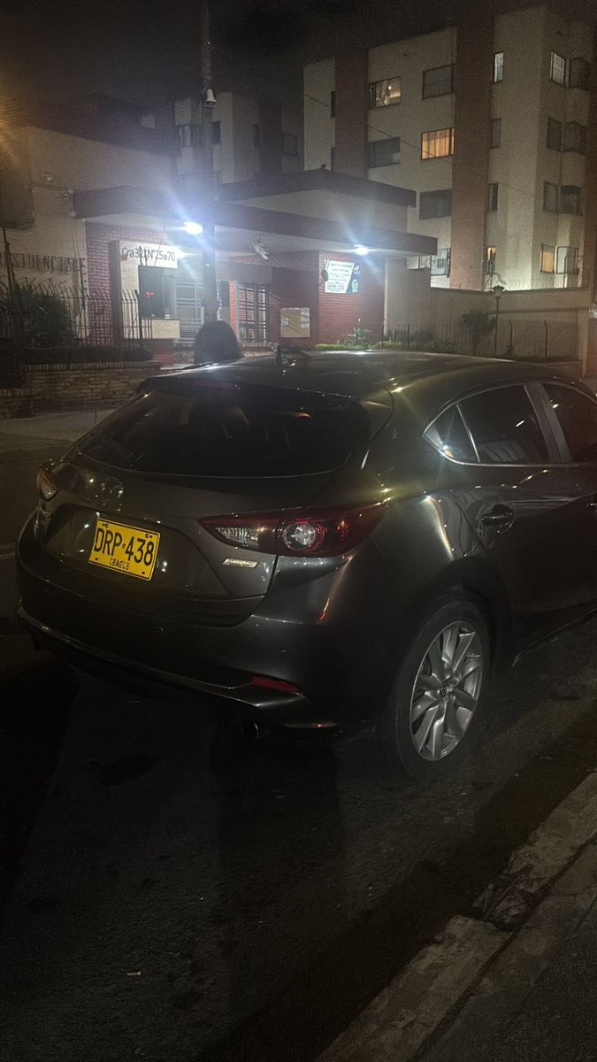 manolitosalazar's tweet photo. Atención: Robaron vehículo Mazda 3 color gris plata de placa DRP 438 a una mujer que se  encontraba en la Carrera 32A # 25B 75 frente al Conjunto Mirador de Takay, el ladrón la amenazó con un arma.Este fue el momento del robo. @PoliciaBogota @SeguridadBOG @FiscaliaCol https://t.co/AEsMu2YPNl