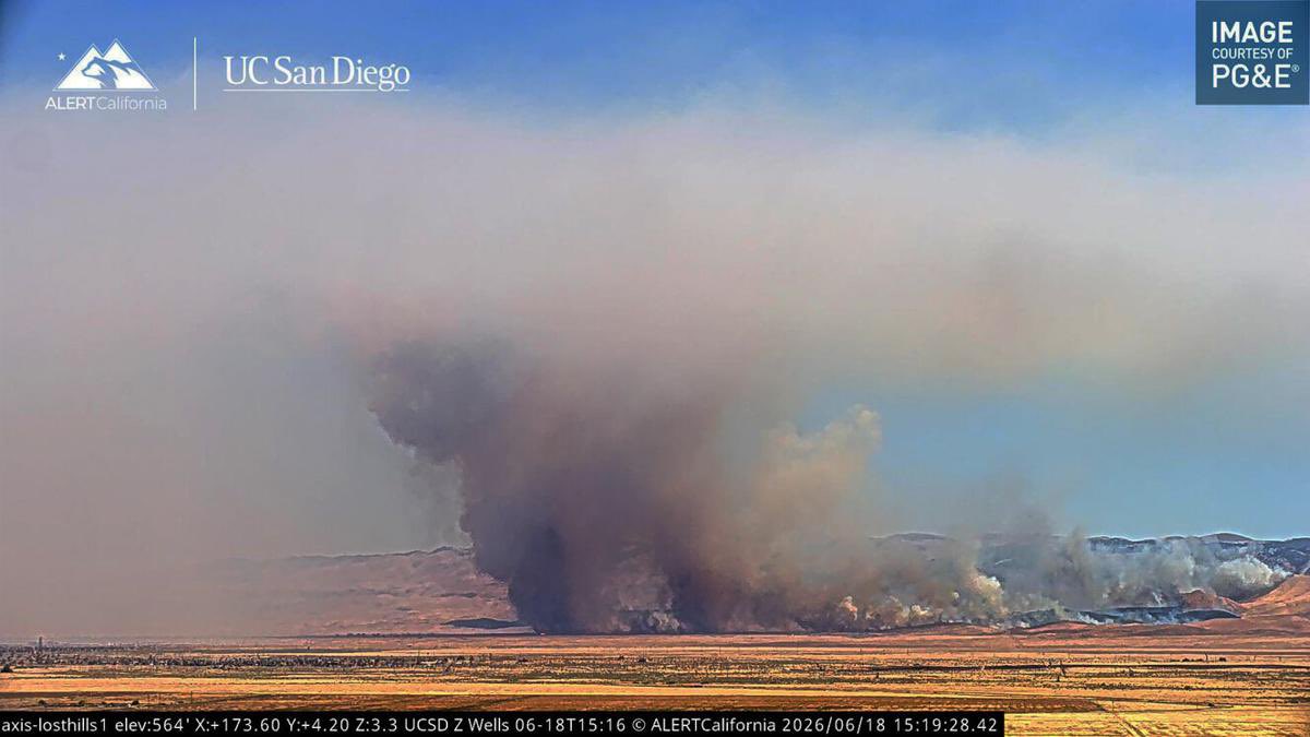 Midwaydriller's tweet photo. Fire burns 7,800 acres, forces evacuations
#TheDailyIndependent #Ridgecrest #news #California #KernCounty

https://t.co/LO5ZX7ck8K https://t.co/RMXtUXIq6Q