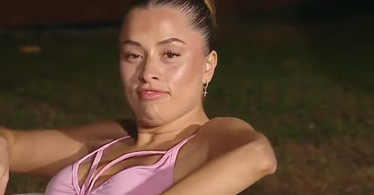 constanza_guill's tweet photo. Callateeee sofiaaa jajaja la mina insoportable, está desesperada por pantalla  #VolveríasConTuEx2 https://t.co/9RtOAjSN7t