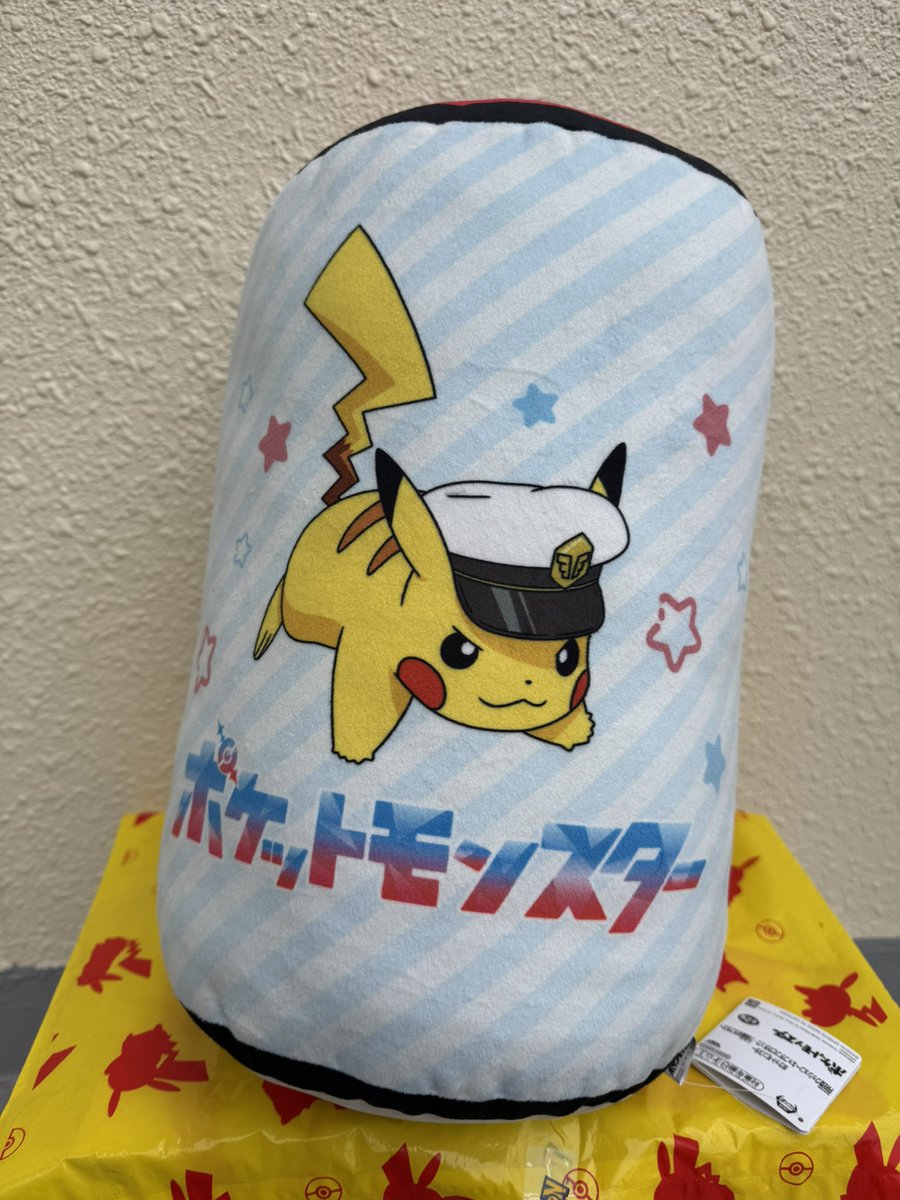 pikapih2525's tweet photo. お店のクレーンゲームで見つけたキャプテンピカチュウのクッショ��
これはキャップ推しにとってはたまらない！
可愛すぎる💕

#ポケモン　#キャプテンピカチュウ　#クッション https://t.co/0ZXv9QBr0j