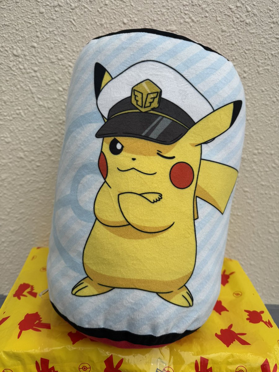 pikapih2525's tweet photo. お店のクレーンゲームで見つけたキャプテンピカチュウのクッショ��
これはキャップ推しにとってはたまらない！
可愛すぎる💕

#ポケモン　#キャプテンピカチュウ　#クッション https://t.co/0ZXv9QBr0j