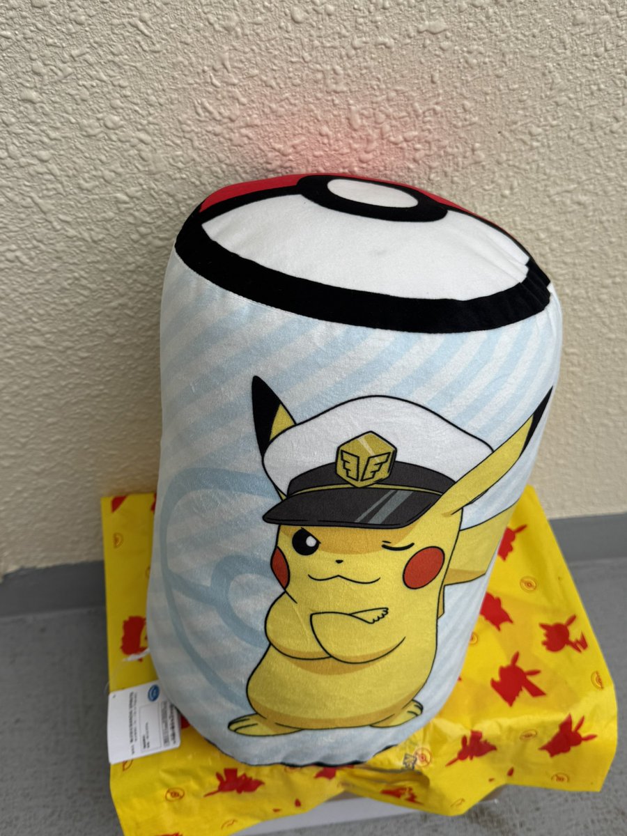 pikapih2525's tweet photo. お店のクレーンゲームで見つけたキャプテンピカチュウのクッショ��
これはキャップ推しにとってはたまらない！
可愛すぎる💕

#ポケモン　#キャプテンピカチュウ　#クッション https://t.co/0ZXv9QBr0j