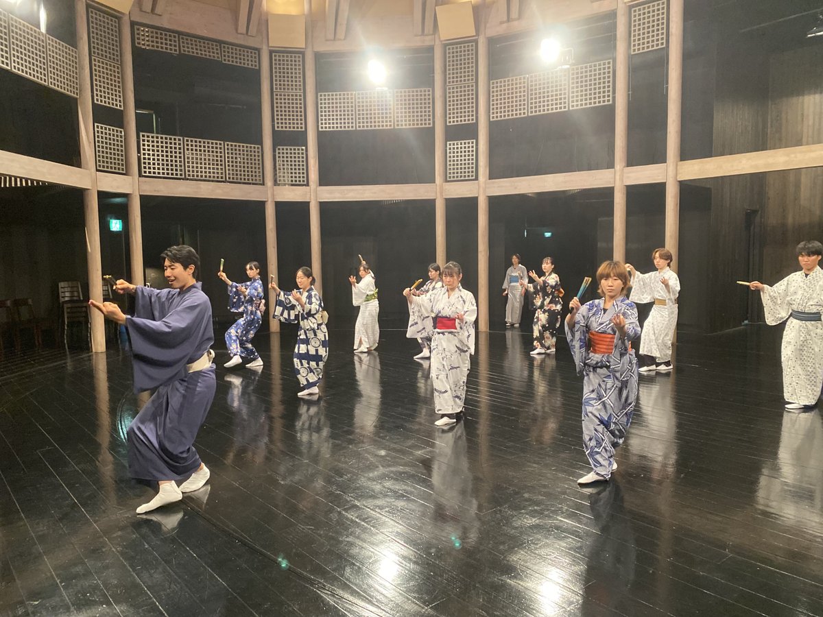 _SPAC_academy's tweet photo. 実技（第5回）
日本舞踊と着付けを杉山賢さんに教えていただきました！指先、つま先、視線、身体の隅々まで感覚を研ぎ澄ませて舞う...いつものトレーニングに通じるところもありつつ、新しい身体感覚との出会いになりました🪭(丹)
#SPAC #演劇アカデミー https://t.co/m7Fic0hIC4