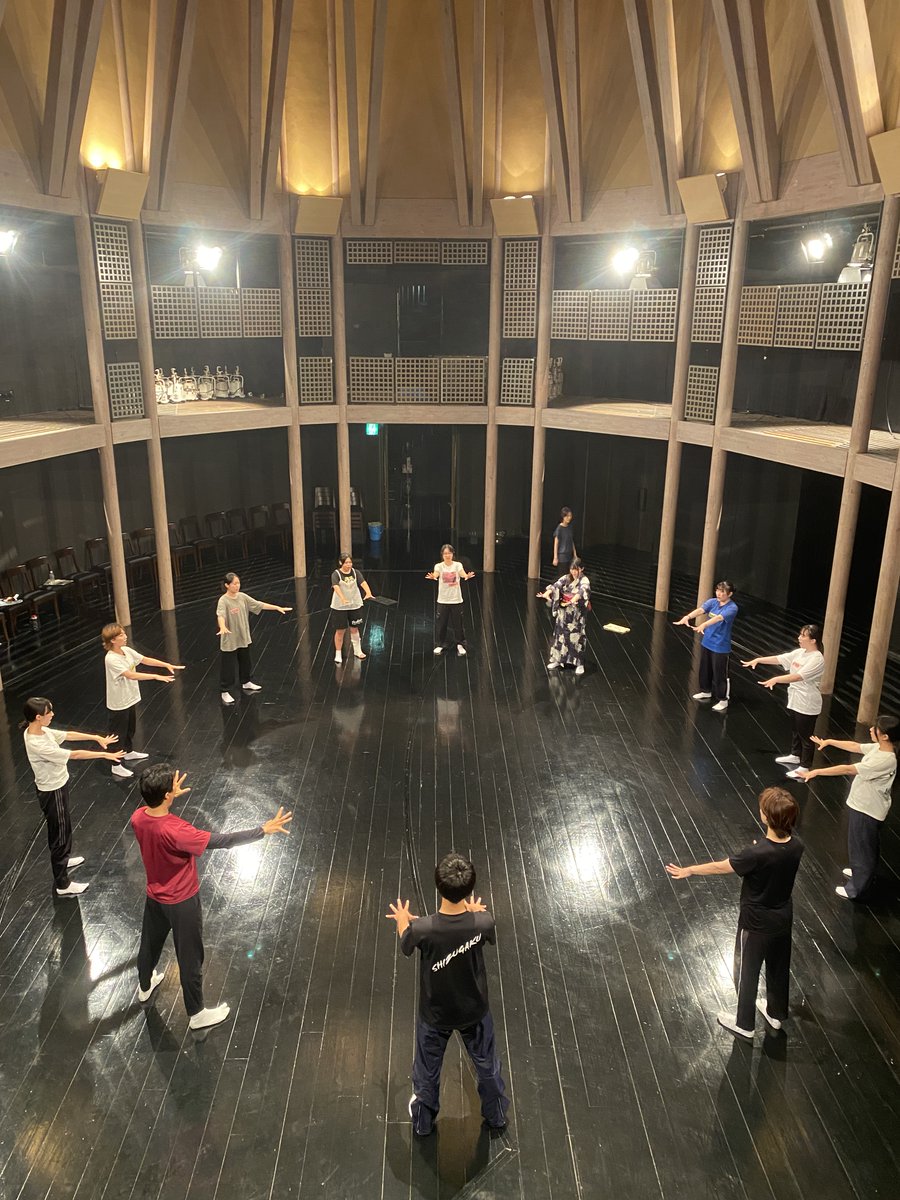 _SPAC_academy's tweet photo. 実技（第5回）
日本舞踊と着付けを杉山賢さんに教えていただきました！指先、つま先、視線、身体の隅々まで感覚を研ぎ澄ませて舞う...いつものトレーニングに通じるところもありつつ、新しい身体感覚との出会いになりました🪭(丹)
#SPAC #演劇アカデミー https://t.co/m7Fic0hIC4