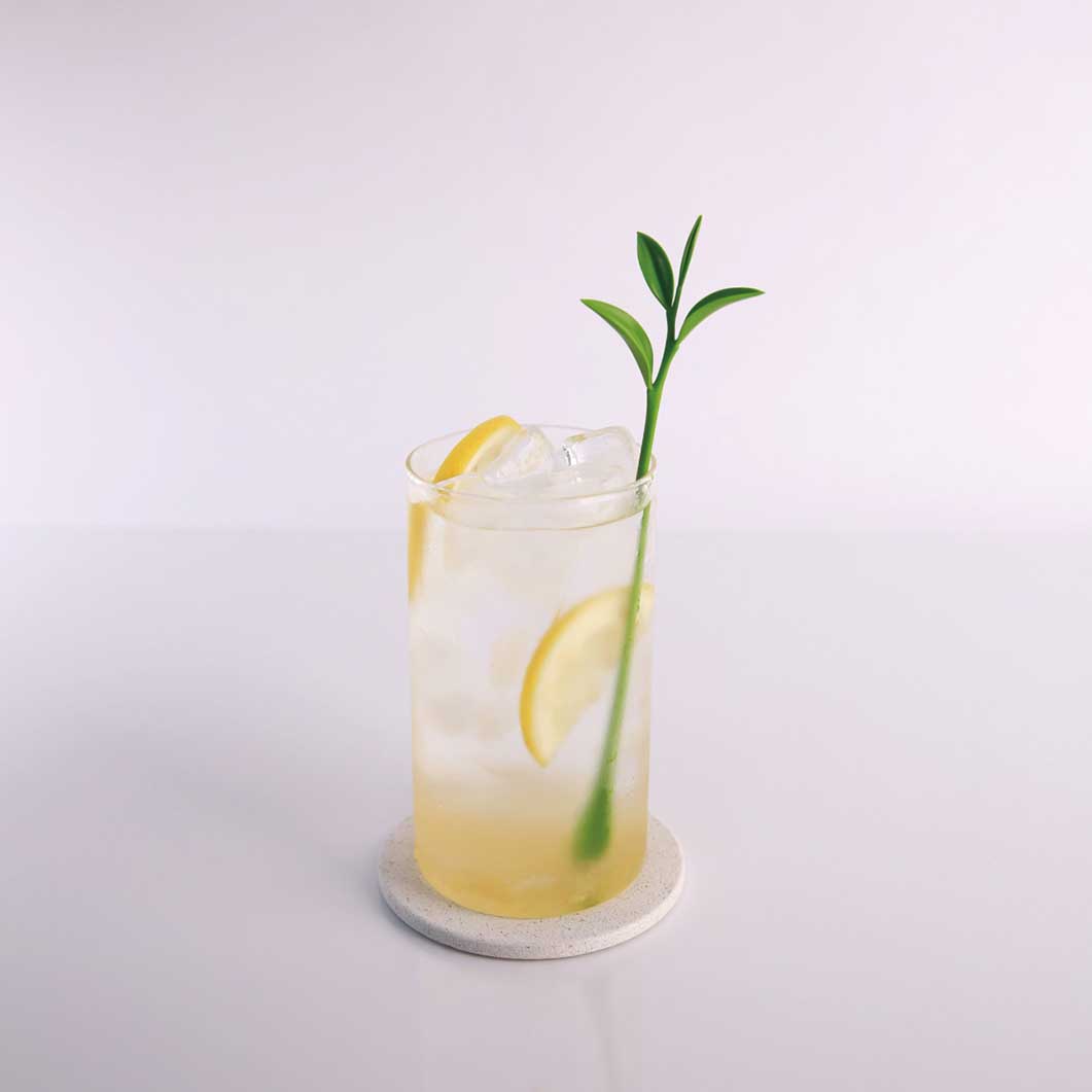 momadesignstore's tweet photo. 【New】朝の一杯から夜のカクテルタイムまで、グラスの中に自然の気配をそっと添える。小さな葉を模したモチーフと、シダの葉を思わせる繊細なフォルムをしたマドラーは、まるで植物標本の一部がそのまま道具へと姿を変えたような佇まいです。

https://t.co/BWyjIaExea https://t.co/4eJmmvlERz