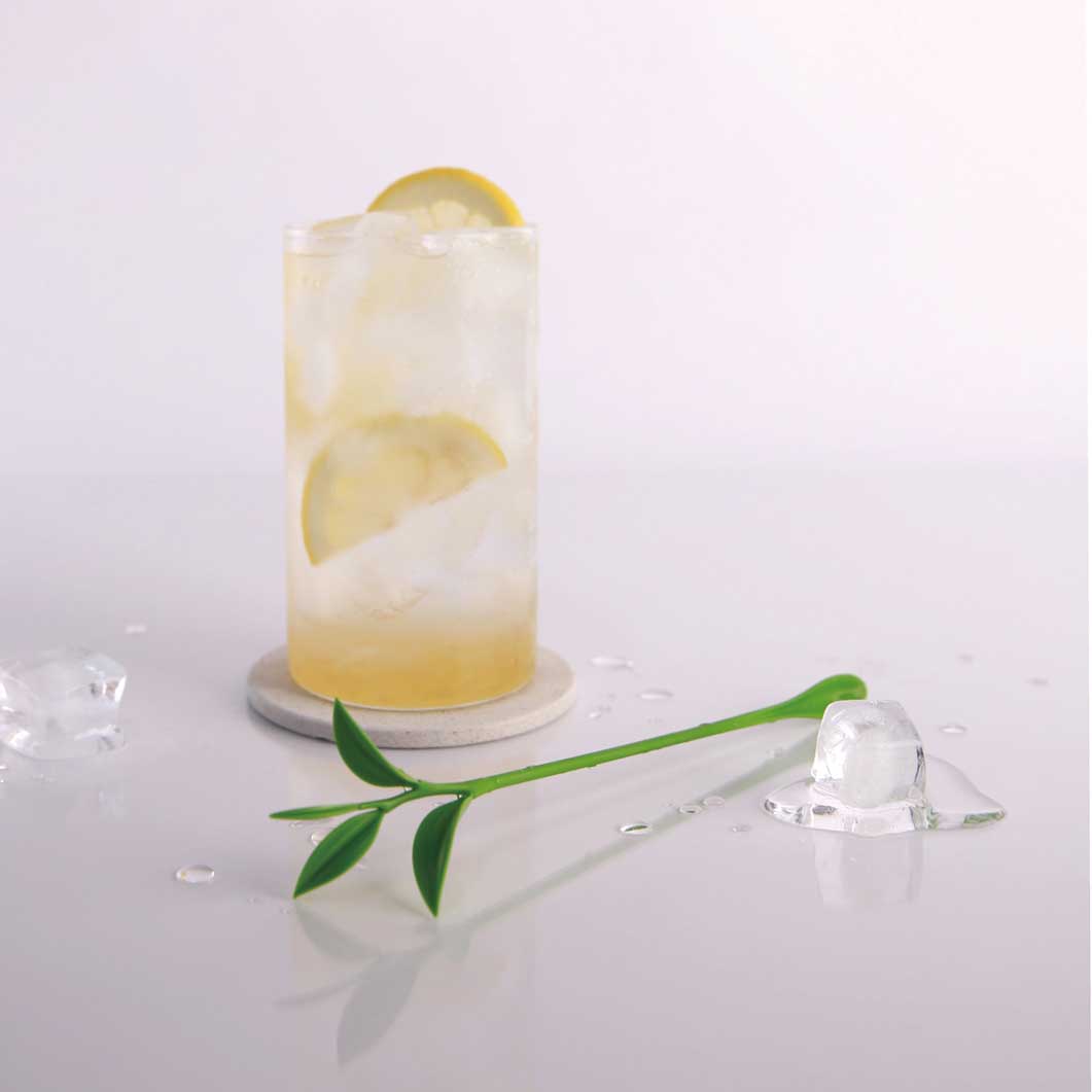 momadesignstore's tweet photo. 【New】朝の一杯から夜のカクテルタイムまで、グラスの中に自然の気配をそっと添える。小さな葉を模したモチーフと、シダの葉を思わせる繊細なフォルムをしたマドラーは、まるで植物標本の一部がそのまま道具へと姿を変えたような佇まいです。

https://t.co/BWyjIaExea https://t.co/4eJmmvlERz
