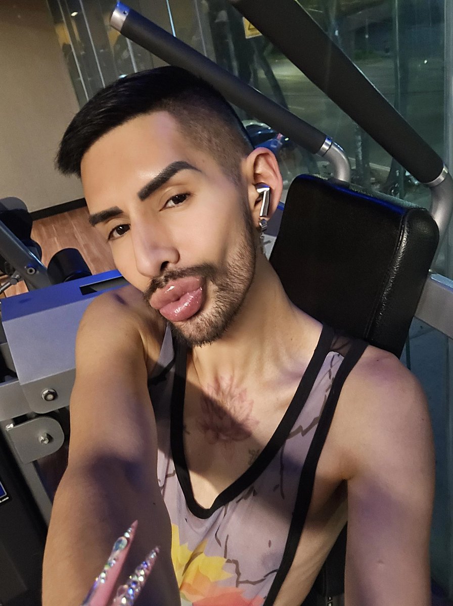 DramaQueenRemix's tweet photo. Mi momento favorito del GYM siempre será cuando me toca pausarlo pa ponerme #Gloss Rojo Carmín Brillante y tomarme selfies! 🖤💅❤️🔥💄🤤🔥🫦💋 SE DIO TODO! https://t.co/zHiJX4PxFv