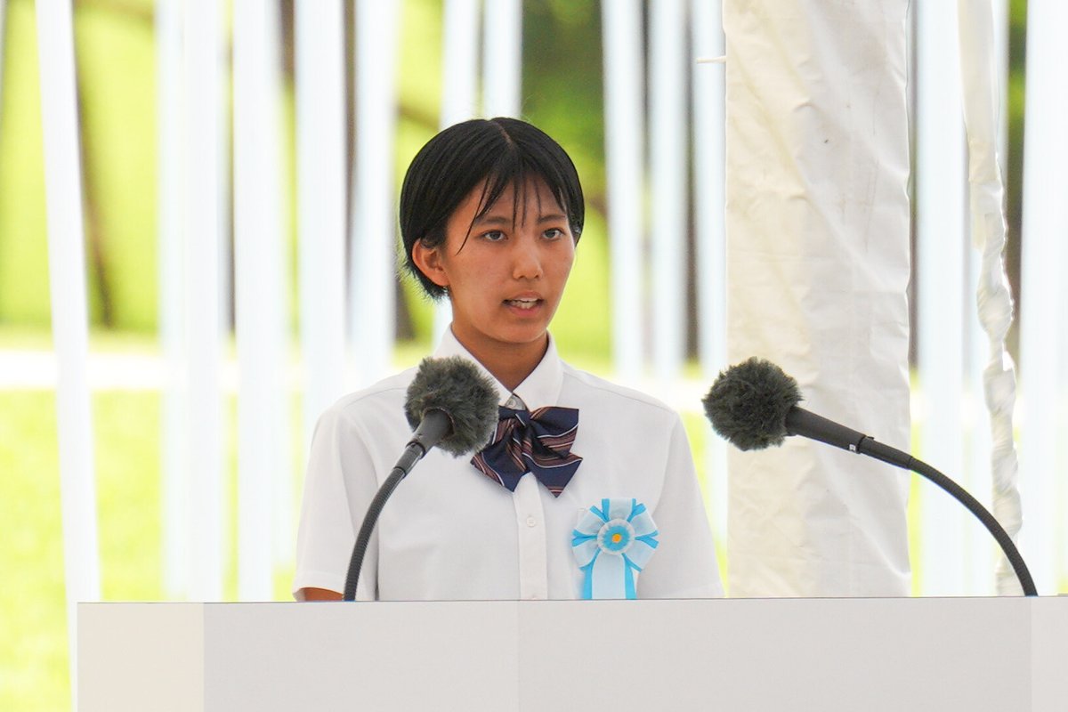 theokinawatimes's tweet photo. 【全文】沖縄慰霊の日「平和の詩」
曽祖母の「生きたいと願った証」を未来へ

沖縄全戦没者追悼式で、爆撃の中を「生きたい」と強く願い生き延びた体験者のひ孫が、平和の詩を朗読しました。豊見城市立豊崎中学校の亀谷琉奈さん（14）です。

「もう二度と沖縄の空を戦争で染めてはいけない」と読み上げました。

▼#慰霊の日 「平和の詩」全文
https://t.co/dzIDflg2WX