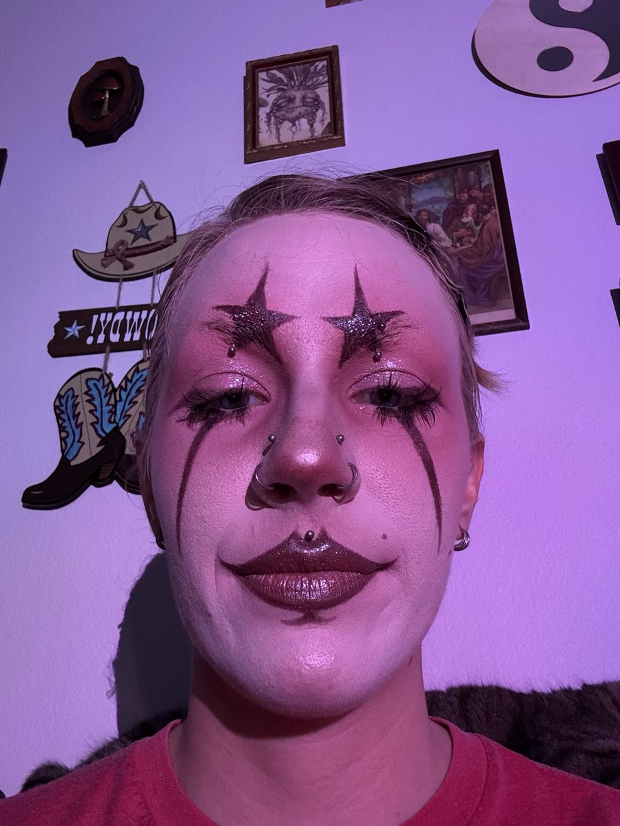 aqueeriusrising's tweet photo. being in ur late 20s is weird bc sometimes ur friend will txt you they got rejected from a job &amp; you look like this replying like damn dude i’m sorry :o( https://t.co/mudKiSbYlW
