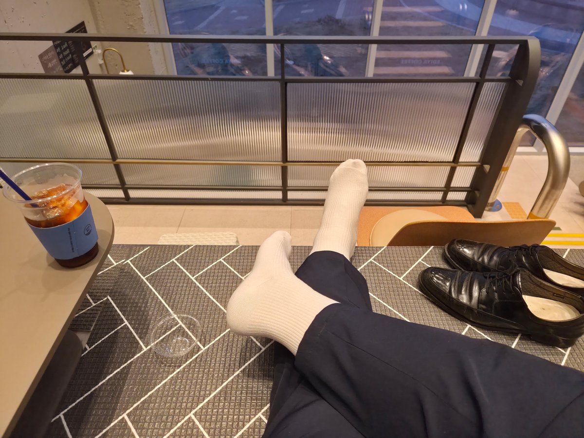 White cotton socks tweet media