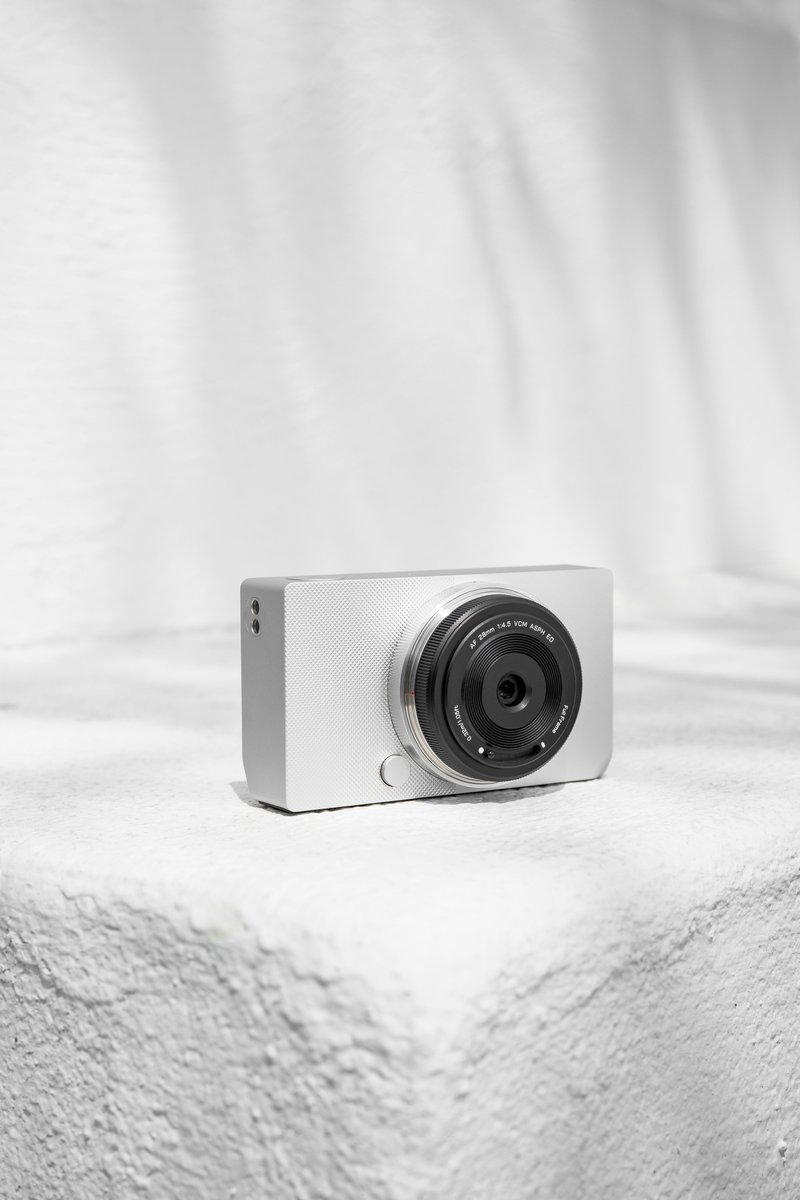 ViltroxOfficial's tweet photo. AF 28mm F4.5 Chip is a tiny full-frame prime lens. 
With a simple slide, the 「body cap」 transforms into a lens. Slide it back to close, minimizing dust and dirt while eliminating concerns about losing the lens cap.