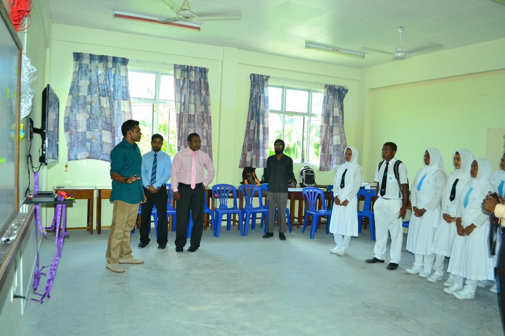 SaimMoosa's tweet photo. ރާއްޖޭގެ ސްކޫލްތަކުގައި އިންޓަރނެޓްގެ ހިދުމަތް ގާއިމުވެ، އަމިއްލަ ފަރުދުންގެ ދީލަތި އެހީތެރިކަމާއެކު ސްމާޓް ކުލާސްރޫމްތައް ބޭނުންކުރަން ފެށިތާ އެތައް އަހަރެއް ވެއްޖެ!
މިފަދަ މަސައްކަތްތަކުގެ ކުރެޑިޓް މިހާރުގެ ސަރުކާރުން ނަގަން އުޅުނު ނަމަވެސް، ކަން ހިނގާފައިވާ ގޮތުގެ އަސްލު އޮޅުވައެއް ނުލެވޭނެ.
@FaisalNasym  https://t.co/sFH8uAiKk0