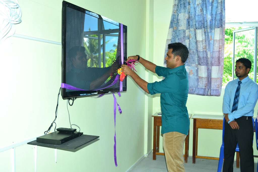 SaimMoosa's tweet photo. ރާއްޖޭގެ ސްކޫލްތަކުގައި އިންޓަރނެޓްގެ ހިދުމަތް ގާއިމުވެ، އަމިއްލަ ފަރުދުންގެ ދީލަތި އެހީތެރިކަމާއެކު ސްމާޓް ކުލާސްރޫމްތައް ބޭނުންކުރަން ފެށިތާ އެތައް އަހަރެއް ވެއްޖެ!
މިފަދަ މަސައްކަތްތަކުގެ ކުރެޑިޓް މިހާރުގެ ސަރުކާރުން ނަގަން އުޅުނު ނަމަވެސް، ކަން ހިނގާފައިވާ ގޮތުގެ އަސްލު އޮޅުވައެއް ނުލެވޭނެ.
@FaisalNasym  https://t.co/sFH8uAiKk0