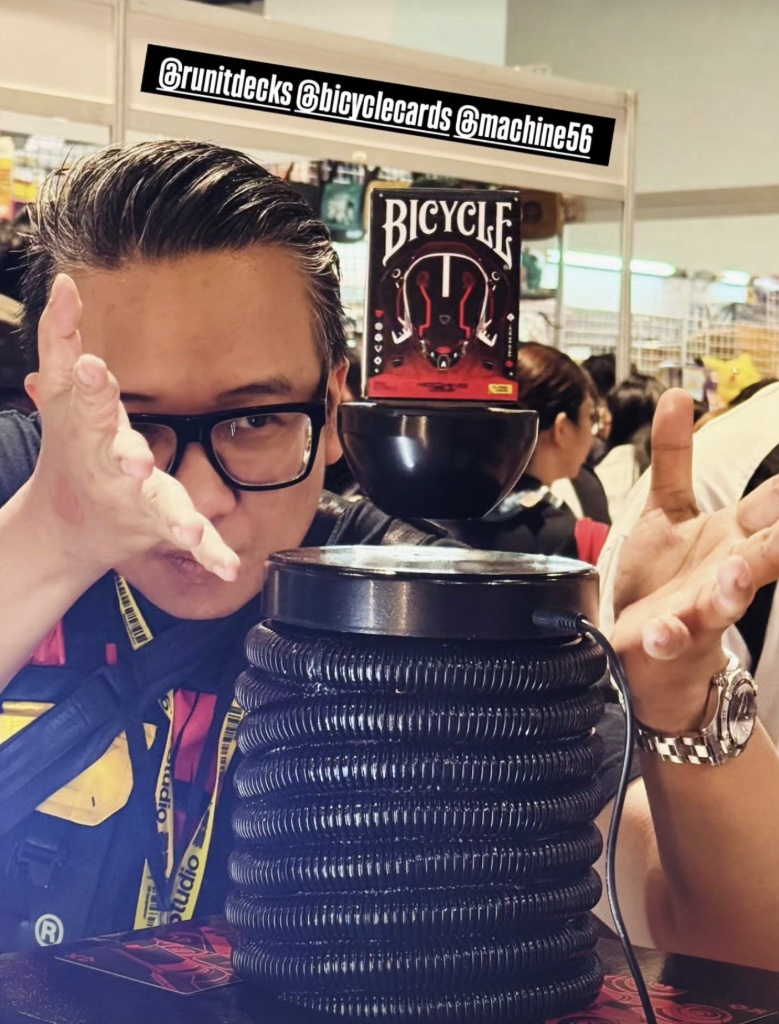 toysrevil's tweet photo. About That #Machine56 R-Type Deck Holder, currently available online via https://t.co/WiWuOmX153

Featured on #TOYSREVIL:
https://t.co/bYytlzJktk

Images here of the #ToyconPH debut release of the "Bicycle Machine56 R-TYPE/2 and R-TYPE/3"playing card decks FTW

#toysblog https://t.co/bXNvUttzVm