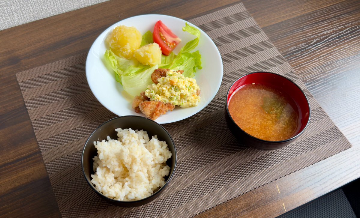 doparata15's tweet photo. 本日の給食〜鶏もも唐揚げタルタルソース〜
#ysbe
#無農薬五分づき米
#手づくり味噌 https://t.co/05IXiE00L0