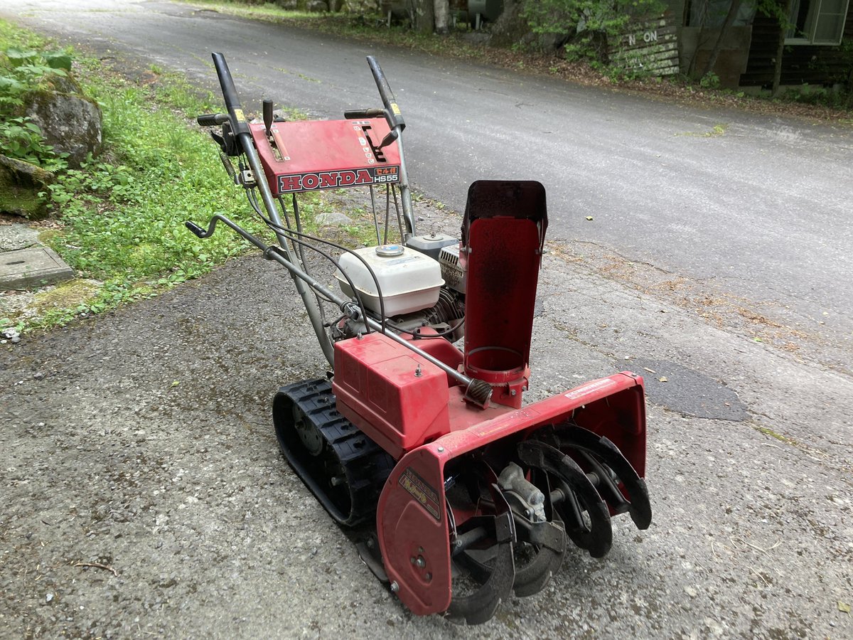 p_harmony's tweet photo. ホンダの中古車をゲット！譲ってもらった。長い間使ってないようですが、なんとかエンジンかかりました。動作も OK。整備すれば使えますな。
雪かきのとき、来シーズンこそ除雪機買おうと思いつつ何年も経過。思いもよらないところから手に入って助かります。 https://t.co/uKscjjBCxJ
