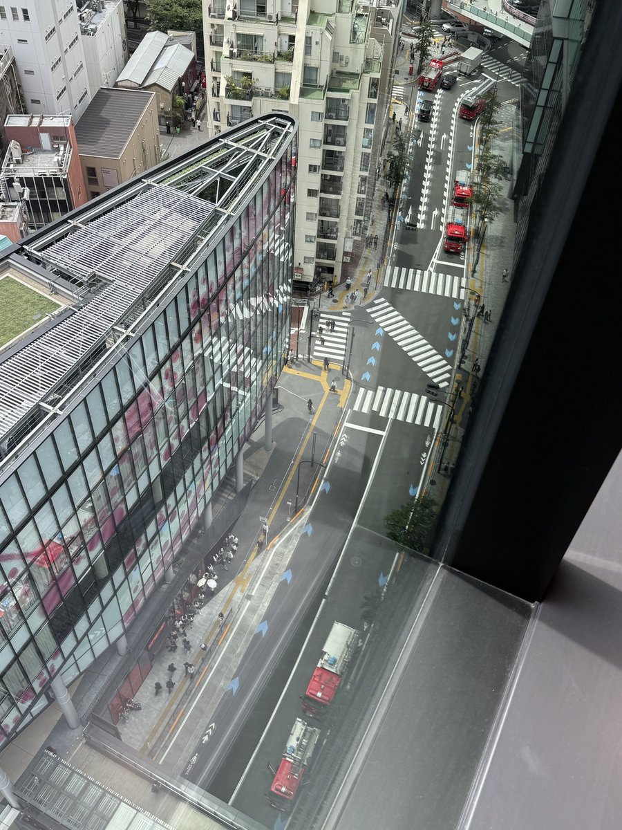hirogwt's tweet photo. 渋谷サクラステージ付近に大量の消防車が……火事？ https://t.co/icKPfM4OIW