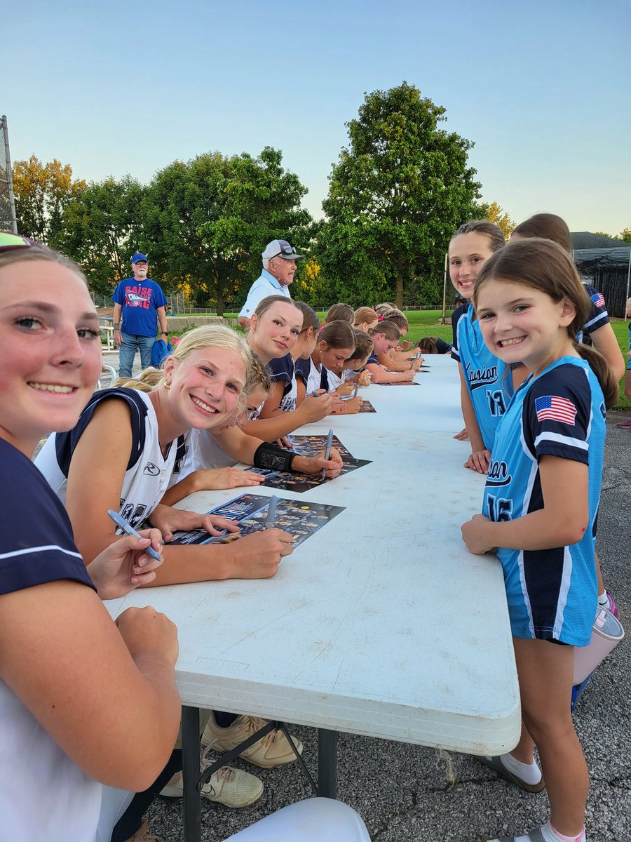 PVSpartanPride's tweet photo. A mile long line to get a signed poster by an AMAZING group of Softball Role models 💙
Spartan Nation Proud! #SpartanNation https://t.co/pL5KbwAr6C