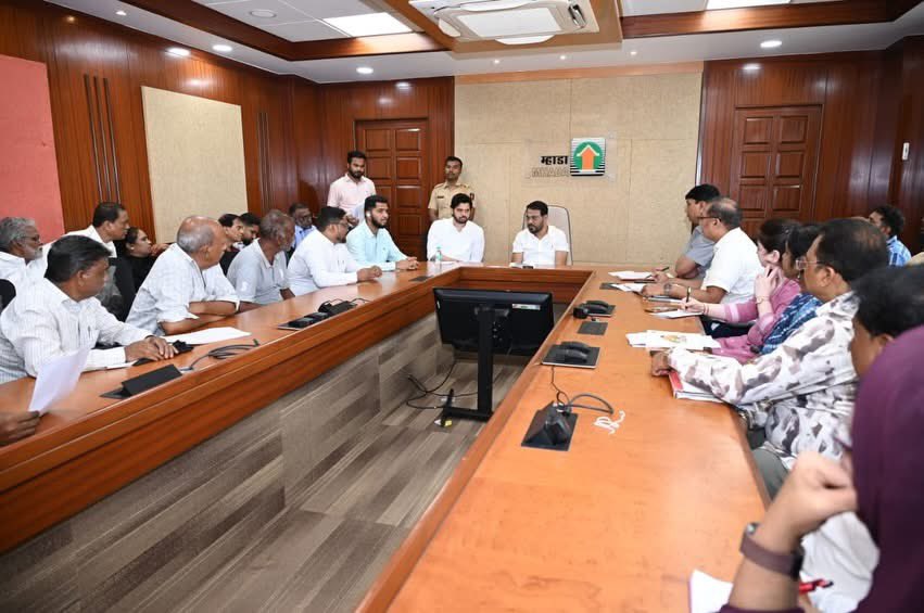 SardesaiVarun's tweet photo. म्हाडा उपाध्यक्ष तथा मुख्य कार्यकारी अधिकारी मा. संजीव जयस्वाल जी यांच्या समवेत भारत नगरमधील विविध प्रलंबित प्रश्नांबाबत सविस्तर बैठक घेतली.

बैठकीत खालील महत्त्वाचे मुद्दे मांडण्यात आले :

✅ टाटा कॉलनी ट्रान्झिट कॅम्प – इमारत तयार असूनही काही नागरिकांच्या कागदपत्र पडताळणीमुळे घरांचा ताबा रखडला आहे. ही प्रक्रिया तातडीने पूर्ण करून पात्र नागरिकांना लवकरात लवकर घरे देण्याबाबत सकारात्मक निर्णय घेण्यात आला.

✅ भारत नगरमधील ट्रान्सफर प्रक्रिया – अनेक वर्षांपासून बंद असलेली ट्रान्सफर प्रक्रिया पुन्हा सुरू करण्याबाबत जयस्वाल साहेबांनी सकारात्मक भूमिका घेत लवकरच निर्णय घेण्याचे आश्वासन दिले.

✅ म्हाडा सर्विस चार्ज – भारत नगरमध्ये आकारण्यात येणाऱ्या वाढीव सर्विस चार्जबाबत नागरिकांच्या तक्रारी मांडल्या. यासंदर्भात म्हाडा अधिकाऱ्यांनी प्रत्यक्ष पाहणी करून योग्य तो निर्णय घेण्याचे मान्य केले.

वांद्रे पूर्वमधील प्रत्येक गृहनिर्माण प्रश्न मार्गी लावण्यासाठी आणि नागरिकांना त्यांचे हक्क मिळवून देण्यासाठी माझा सातत्याने पाठपुरावा सुरूच राहील.
