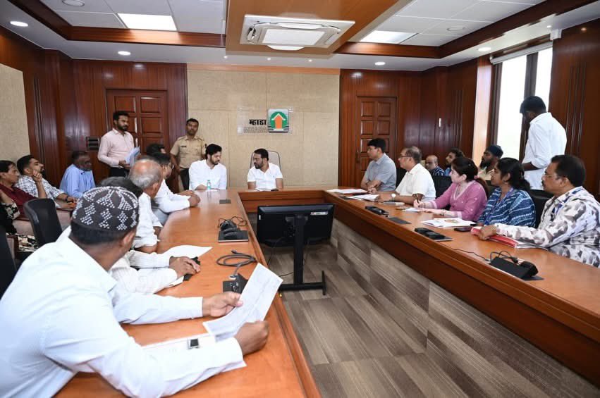 SardesaiVarun's tweet photo. म्हाडा उपाध्यक्ष तथा मुख्य कार्यकारी अधिकारी मा. संजीव जयस्वाल जी यांच्या समवेत भारत नगरमधील विविध प्रलंबित प्रश्नांबाबत सविस्तर बैठक घेतली.

बैठकीत खालील महत्त्वाचे मुद्दे मांडण्यात आले :

✅ टाटा कॉलनी ट्रान्झिट कॅम्प – इमारत तयार असूनही काही नागरिकांच्या कागदपत्र पडताळणीमुळे घरांचा ताबा रखडला आहे. ही प्रक्रिया तातडीने पूर्ण करून पात्र नागरिकांना लवकरात लवकर घरे देण्याबाबत सकारात्मक निर्णय घेण्यात आला.

✅ भारत नगरमधील ट्रान्सफर प्रक्रिया – अनेक वर्षांपासून बंद असलेली ट्रान्सफर प्रक्रिया पुन्हा सुरू करण्याबाबत जयस्वाल साहेबांनी सकारात्मक भूमिका घेत लवकरच निर्णय घेण्याचे आश्वासन दिले.

✅ म्हाडा सर्विस चार्ज – भारत नगरमध्ये आकारण्यात येणाऱ्या वाढीव सर्विस चार्जबाबत नागरिकांच्या तक्रारी मांडल्या. यासंदर्भात म्हाडा अधिकाऱ्यांनी प्रत्यक्ष पाहणी करून योग्य तो निर्णय घेण्याचे मान्य केले.

वांद्रे पूर्वमधील प्रत्येक गृहनिर्माण प्रश्न मार्गी लावण्यासाठी आणि नागरिकांना त्यांचे हक्क मिळवून देण्यासाठी माझा सातत्याने पाठपुरावा सुरूच राहील.
