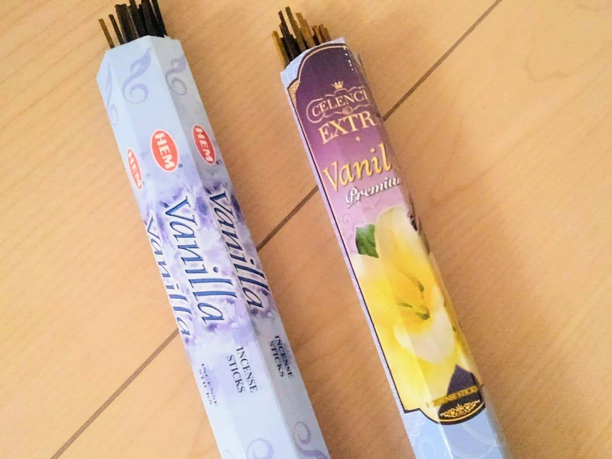 savaoo's tweet photo. 今月末までお香フェアやってるので、バニラとプレミアム・バニラを買って嗅ぎ比べしてみたんですが、違いはよくわからなかったです🤔

お好きな六角スティック香5箱選んで300円＋税 #mariarose https://t.co/3EvE20oxSY
