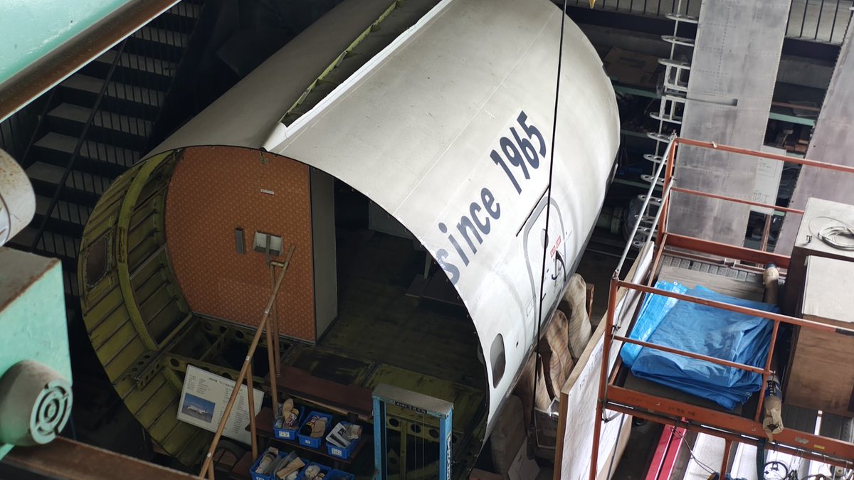 LEEC_NiAS's tweet photo. 本学工学部の倉庫には、戦後初の国産旅客機「YS-11」の胴体部が大切に保管��れています。

日本の航空史を感じられる貴重な実物が、大学の中にある。
工学を学ぶ魅力の一つです。
#長崎 #工学部 #YS11 #ものづくり https://t.co/OM6pJtU0lw