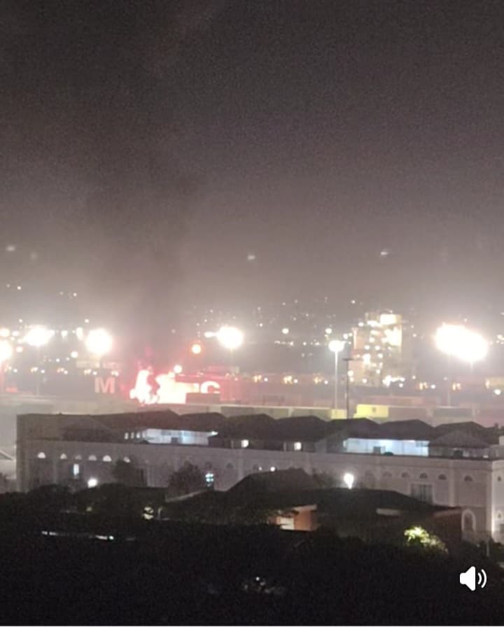 ZANewsFlash's tweet photo. PICTURE: The four huge explosions that rocked the Durban Harbour last night - KZN Tonight Podcast https://t.co/vFcDMaf5rM