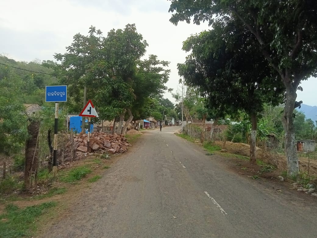 RajanSahoo2001's tweet photo. ଅନୁଗୋଳ ଜିଲ୍ଲା ଆଠମଲ୍ଲିକ ବ୍ଲକ ଜାମୁଡୋଲି ପଞ୍ଚାୟତ ଲିମ୍ବଡିହ ଠାରୁ ଲିମ୍ବଡିହ ପ୍ରାଥମିକବିଦ୍ୟାଳୟ ପର୍ଯ୍ୟନ୍ତ ରାସ୍ତା କଡ଼ରେ ଓ ଆବଶ୍ୟକୀୟ ସ୍ଥାନରେ ଷ୍ଟ୍ରିଟ୍ ଲାଇଟ ସ୍ଥାପନ କରିବାକୁ ଅନୁରୋଧ।ଏହି ସ୍ଥାନରେ ସବୁବେଳେ ହାତୀର ଭୟରହୁଛି ଯଥାଶୀଘ୍ର ପଦକ୍ଷେପ ଗ୍ରହଣ କରିବାକୁ ଅନୁରୋଧ @angul_dm @abdaal @BDOAthmallik @KVSinghDeo1 https://t.co/cgNduILWWl