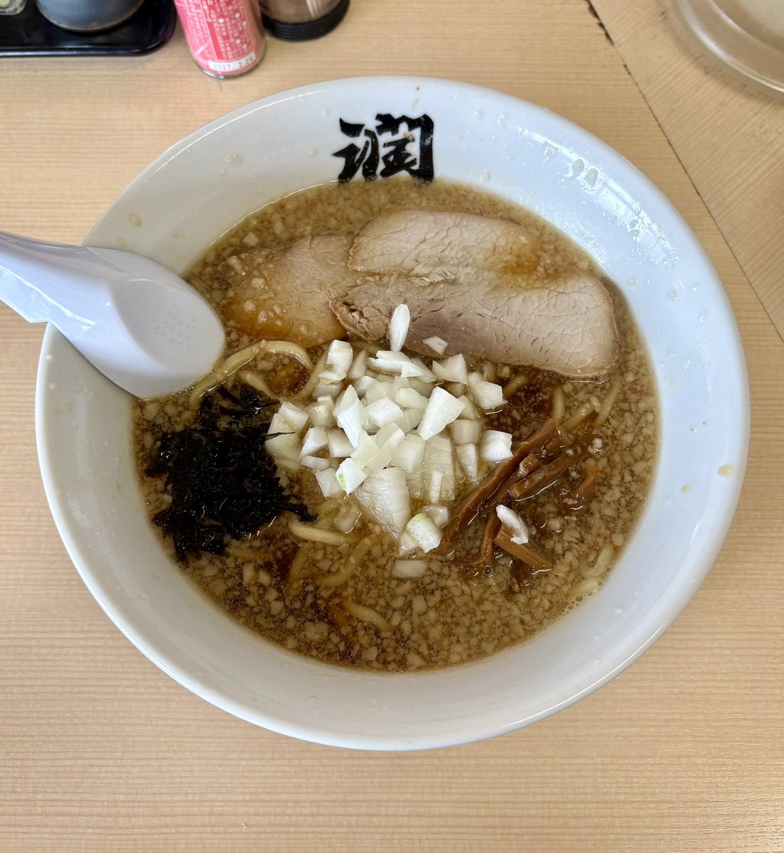 summ9982's tweet photo. 鹿嶋市『背脂煮干中華そば潤』の中華そば！！

初訪🚀
気になっててようやく💦

燕三条の看板でハードル高めになる😑
煮干はほとんど感じないね…😗
なので背脂との掛け算も低めになるわ…
中太麺は潤グループ全店これなのかな⁉️
総じてちょっと好みじゃなかった…💦
次は別メニュー食べてみよう🤔 https://t.co/9uMlgjaPRA