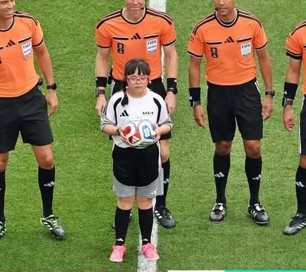 TvHospicio's tweet photo. ¡La historia que está emocionando al Mundial 2026!
Galia Romero, estudiante de la Escuela República de Ecuador de Viña del Mar, cumplió un sueño que millones de niños alrededor del mundo imaginan: ser protagonista de una Copa del Mundo. 📷📷
Tras ganar un concurso organizado por la Fundación Miradas Compartidas, viajó a Estados Unidos y tuvo el honor de portar la pelota oficial durante la ceremonia previa al partido entre Franciae Irak en Filadelfia.
Ante miles de espectadores y millones de televidentes, Galia caminó con una seguridad y una sonrisa que conquistaron a todos. 📷 Además, recibió el saludo de los jugadores de ambas selecciones, incluyendo a la estrella francesa Kylian Mbappé.
📷 Una historia de inclusión, esfuerzo y sueños cumplidos que hoy llena de orgullo a Chile.
📷 ¿Qué mensaje le enviarías a Galia?
📷 ¿Cuál fue el momento más emocionante de esta historia?
📷 ¿Te emociona ver a una niña chilena representando al país en el escenario deportivo más grande del mundo?
¡Déjale tu felicitación en los comentarios! 📷📷
#Mundial2026 #GaliaRomero #OrgulloChileno #ChileEnElMundo #Inclusión #SueñosQueSeCumplen