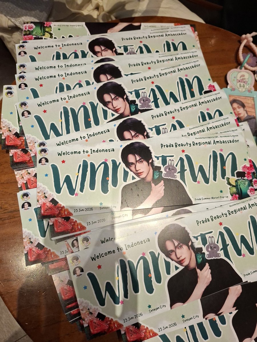 WINterSBP_'s tweet photo. 📢 HAND BANNERS DISTRIBUTION DETAILS✨️

KITA AKAN BAGIIN KALIAN SATU2 DISAMPERIN YAAA. JADI BIAR GAADA TITIK KUMPUL BERKERUBUNG. KALIAN TUNGGU AJA DI LOKASI KALIAN

DITUNGGUUUU🥹

#PradaBeautyxWin
#winmetawin https://t.co/JvE6HGgBdh