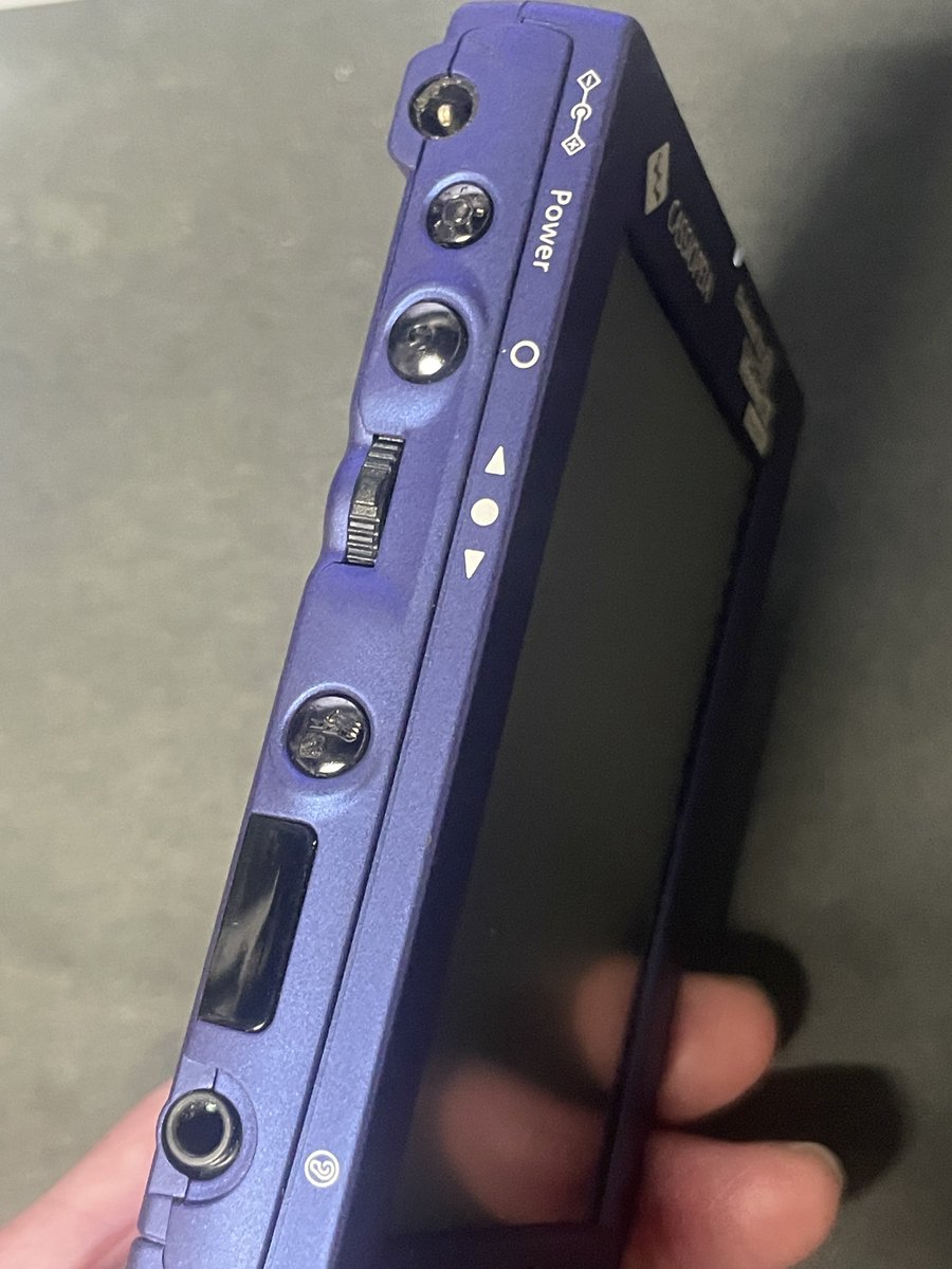batetsu2's tweet photo. 懐かしい☺️
#CASIOPEIA ワイの机の引き出しに入ってる。
単四乾電池2本で動く
#WindowsCE
1999年発売のE-65
タッチペン収納できてネットも繋がるし赤外線通信もできる。
今気づいたけど上部の蓋開けるとCFカードスロットある🫢
こいつまだ動くんだぜ🫢 https://t.co/bn9idlR4R2