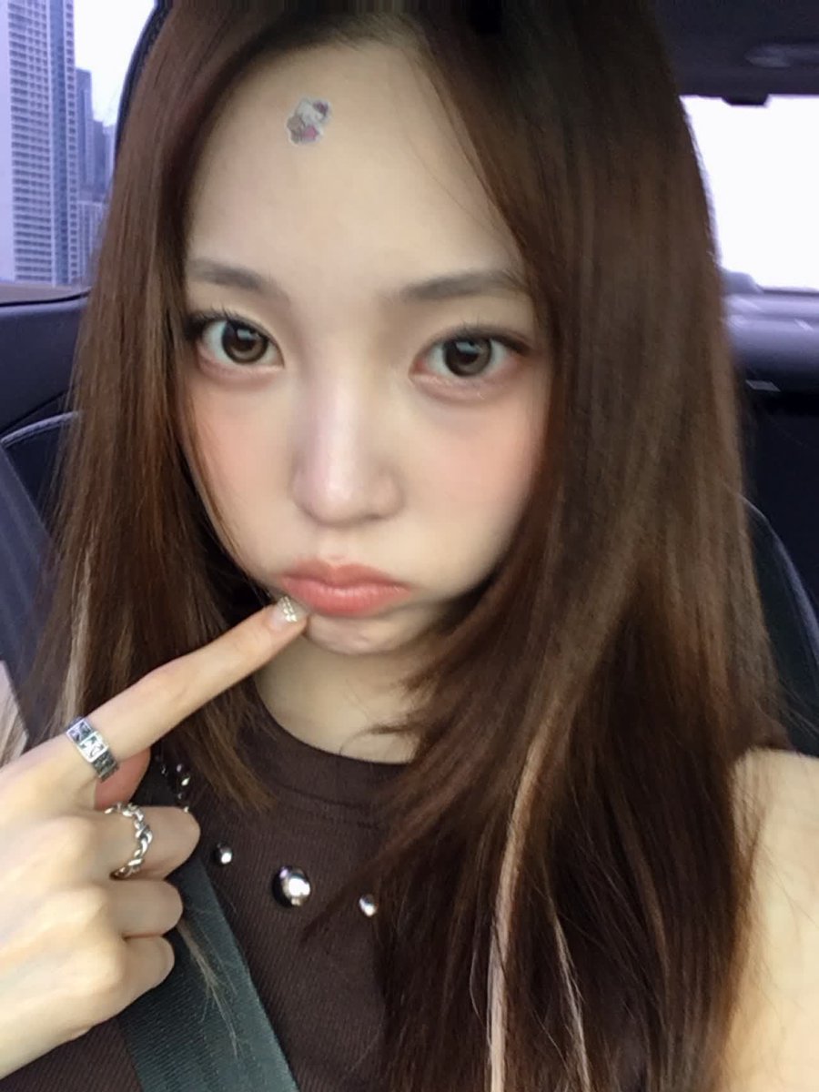 youngwonzip's tweet photo. car selfies https://t.co/37Dva8jdBP
