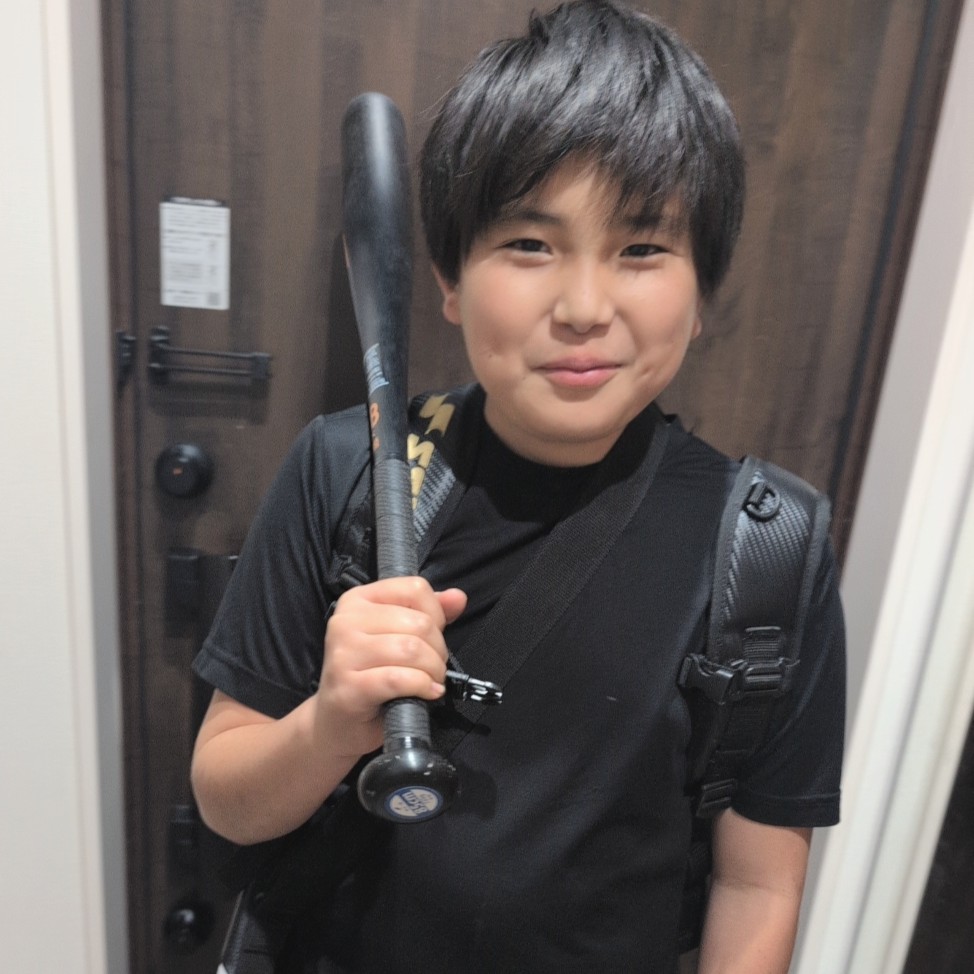 BLF_baseball's tweet photo. 【2025年度支援児童メッセージ紹介　颯人さん】

※写真とメッセージは保護者の方より掲載の許可をいただいております。

野球が大好きなのに、イジメで辞めた先輩や硬式行きたくても母子家庭だからと家庭環境で我慢してる子供は僕の周りだけでもたくさんいて…僕は母が２つ内職もし３つ仕事し子供４人いるからもあり頑張ってます。
試合を観ることが母は好きだから、野球好きな天国の父親、兄に向けても頑張っていきたいです！
母は「ごめん…今月野球の靴買い替えたから道具は買い替えは無理だなぁ」と申し訳なさそうに言ったりしてる中、この様な立派なリュック、バット、バットケースありがとうございました。
胸張って練習も頑張って春季大会もこれからあるので試合でホームラン目指します！野球の好きな子が野球やれる環境作りに１年リーダーなので頑張りたいと思います。ありがとうございました。

#dreambridge
#野球用具寄贈