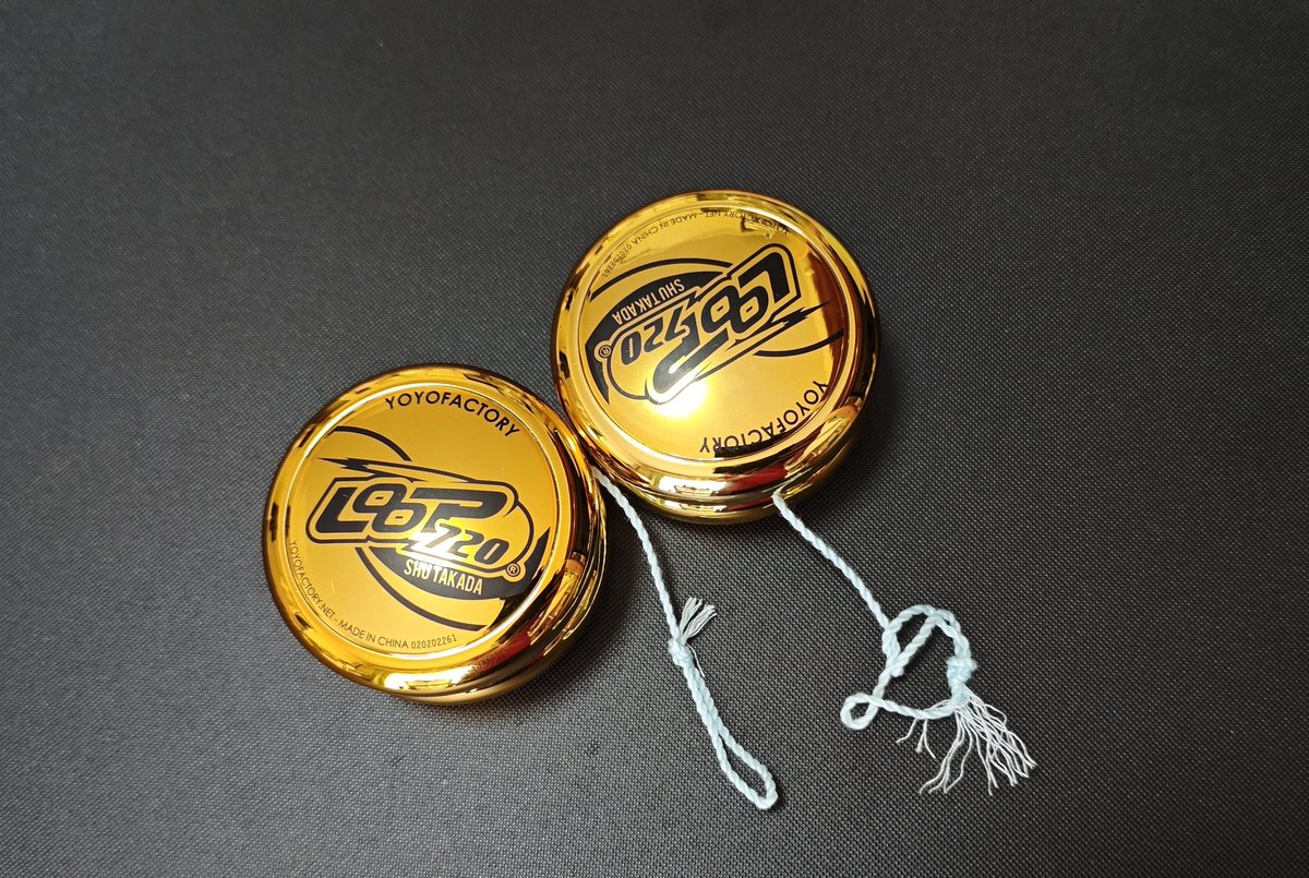 ide_mittsu's tweet photo. LOOP720ゴールド買いました
あとタカミストリングのアイスブルー

昔から金ピカには弱いんですよね

赤赤のままタカミストリングで振ってみたのですが軽やかでびっくり
赤青Kストノーマルでパワー系かと思ってたけどそんな事ない？
もう少し戻りが欲しい気がするのでオイルつけてみようかな
#ヨーヨー https://t.co/ztint3jyWl