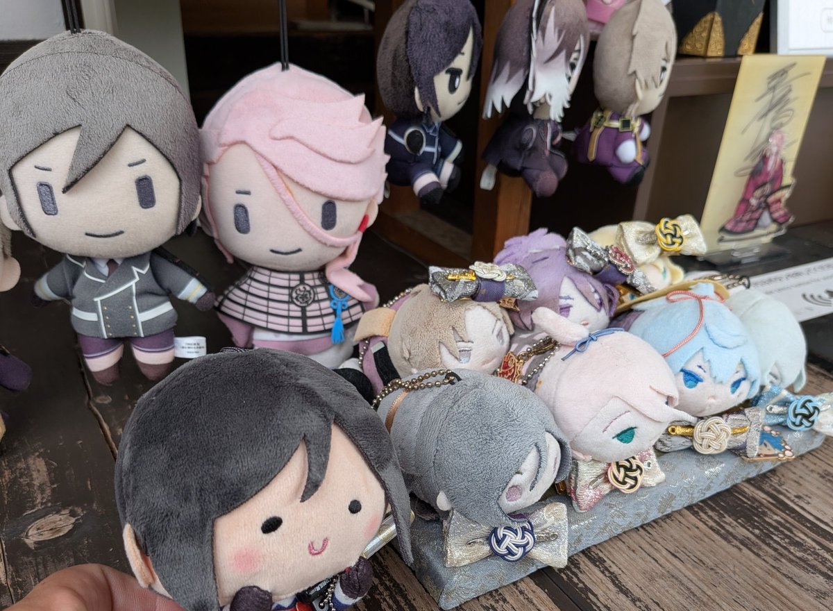 mskarakuri's tweet photo. けんくんさんの御朱印所。ニキ、ここで長らく審神者を迎え続けている歴戦の猛者織田組だよ。ペンラ振ってあげて https://t.co/dWdOvM2mHB