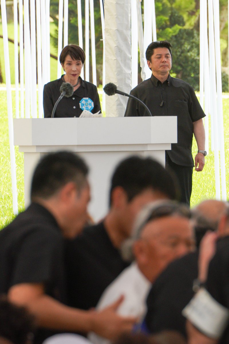 theokinawatimes's tweet photo. 【速報】高市首相、慰霊の日追悼式で「平和な世の中へ不断の努力」　あいさつ中にヤジ

高市早苗首相は23日、沖縄全戦没者追悼式に出席し、「日本人の誰もが平和で心豊かに暮らせる世の中を実現するため、不断の努力を重ねる」とあいさつ。高市首相の来県は就任後初めて。

あいさつ中は「戦争反対」「9条守れ」などのヤジが飛びました。

▼#慰霊の日 高市首相あいさつの全文
https://t.co/JcdCSEqYWg

写真は、沖縄全戦没者追悼式のあいさつ中、ヤジを飛ばした男性が取り押さえられる中で原稿を読み続ける高市早苗首相＝23日、沖縄県糸満市の平和祈念公園（銘苅一哲撮影）