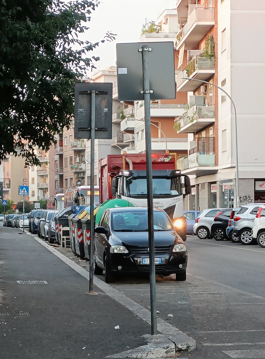 EsterMeloni's tweet photo. Alle 5.49 autobus in fila per aspettare il mezzo ama... Amministrazioni alternative!! 
Attendere prego!!! https://t.co/s3kFtDPiMZ