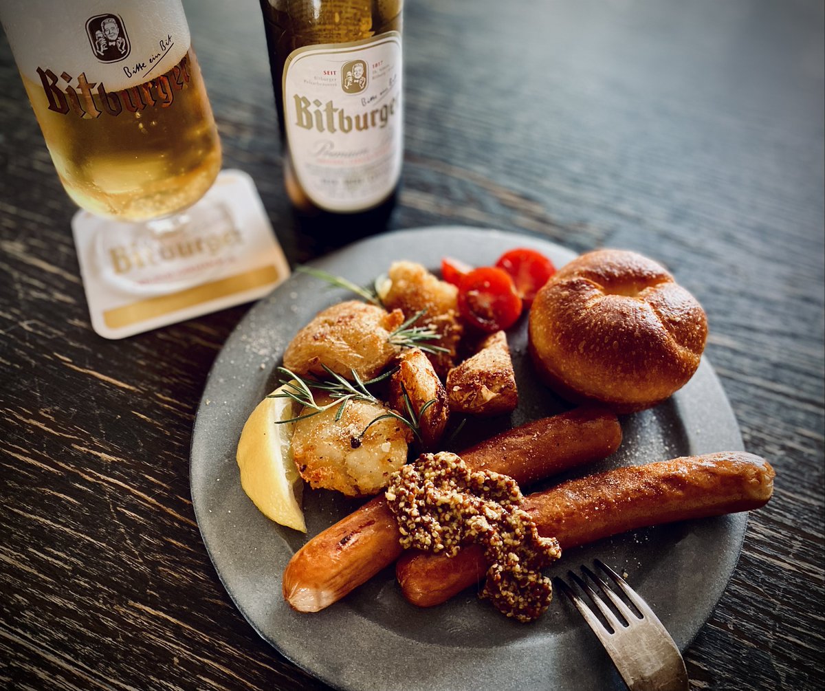 AO1589's tweet photo. お昼ご飯
ドイツが勝ってる間ビールはBitburger(ドイツ代表公式スポンサー)しか飲まない https://t.co/V6U4BNFCIm