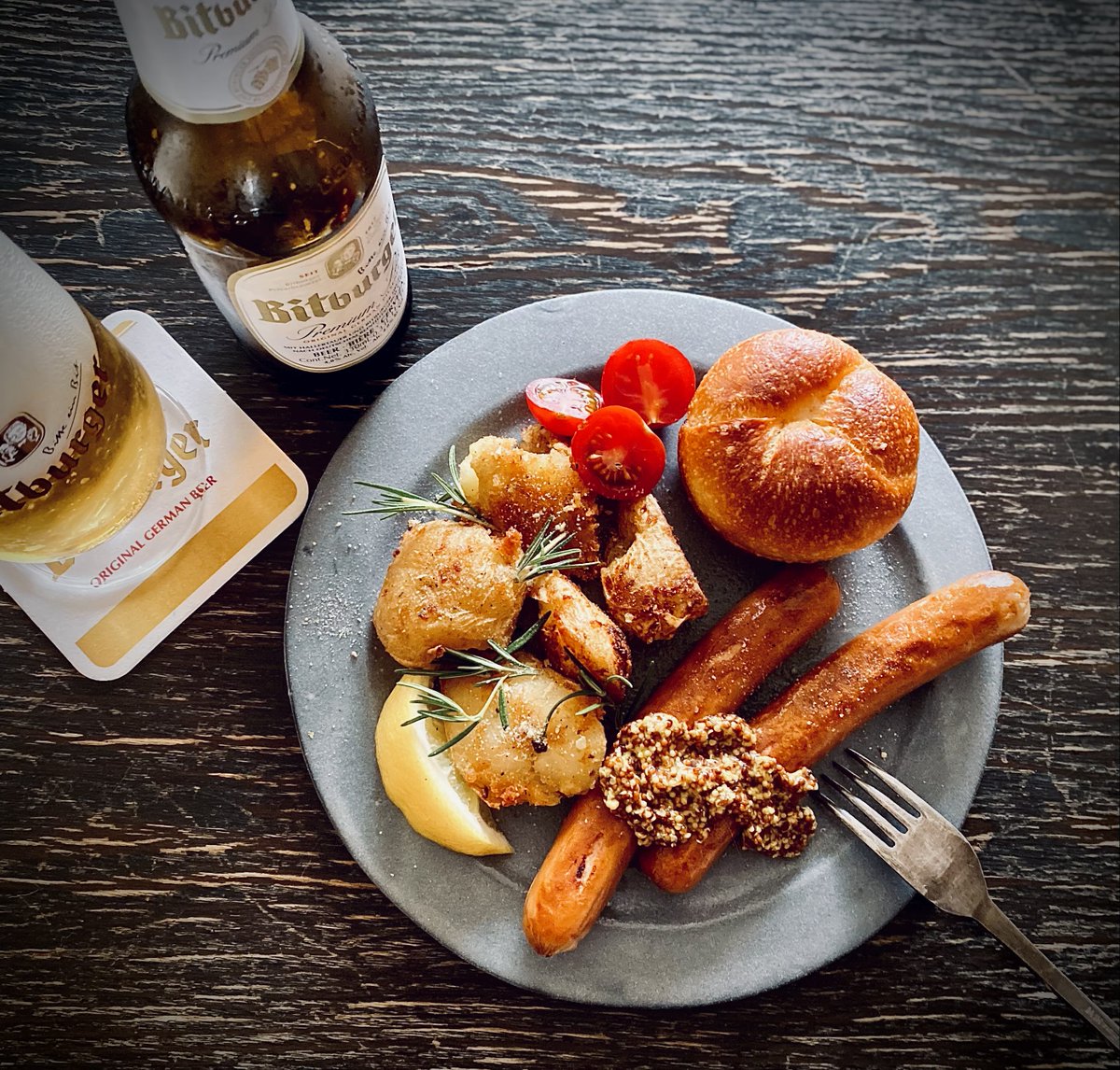 AO1589's tweet photo. お昼ご飯
ドイツが勝ってる間ビールはBitburger(ドイツ代表公式スポンサー)しか飲まない https://t.co/V6U4BNFCIm