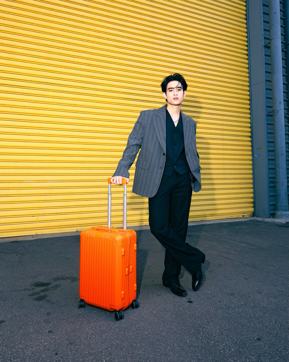 Namyr_edits's tweet photo. P'Tin spotted 🫶🔥
So cool &amp; stylish with the orange Rimowa luggage bag that he modeled for in Singapore 🧳😎✨

#barcodetin #Tinnasit https://t.co/SOZZZOReGd