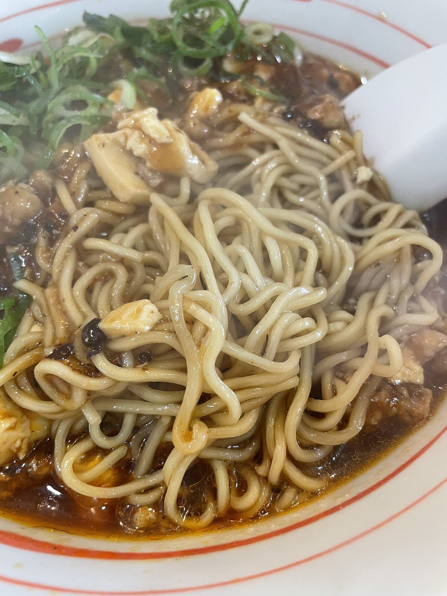 yuhiro_y's tweet photo. 麺工房 東海@川内
マーボー麺 1100円

久々に来たら新たなマーボー麺が。下には醤油ベースのスープがありその上に麻婆豆腐、辛み痺れともに穏やかな麻婆豆腐は粗挽き挽肉と豆鼓がたっぷり。下のスープと混ざると全体的にサラッとなるのでカタめの細麺との絡みは今ひとつかも。御馳走さまでした。 https://t.co/XYJsuB1Pi7