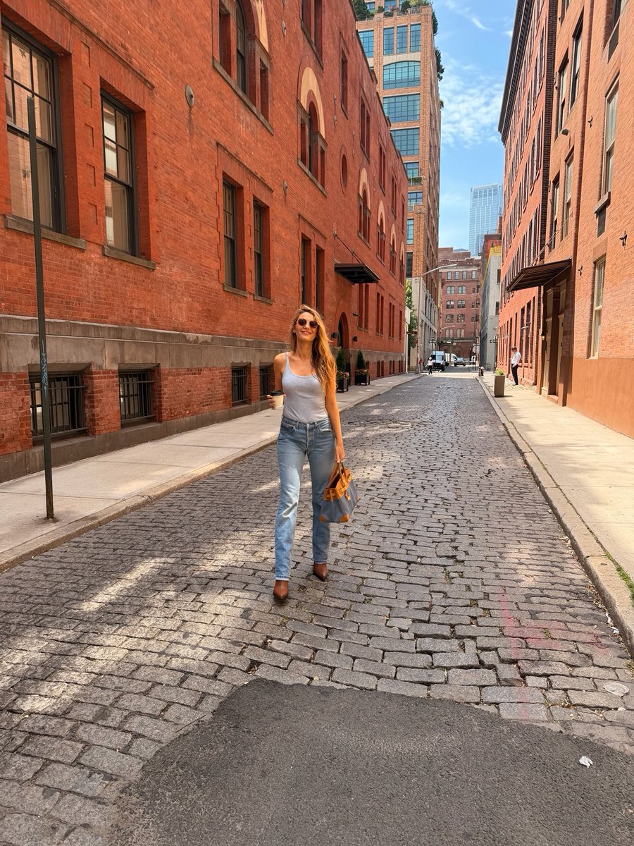 HelloCanada's tweet photo. No red carpet required! Blake Lively and Ryan Reynolds turned a simple New York coffee run into a style moment ☕️ 😎 “Father of my favourite children,” joked the ‘Gossip Girl’ star and mom of four as she shared the snaps ❤️ 

📸: #blakelively

#ryanreynolds https://t.co/OTG3E23ZTT