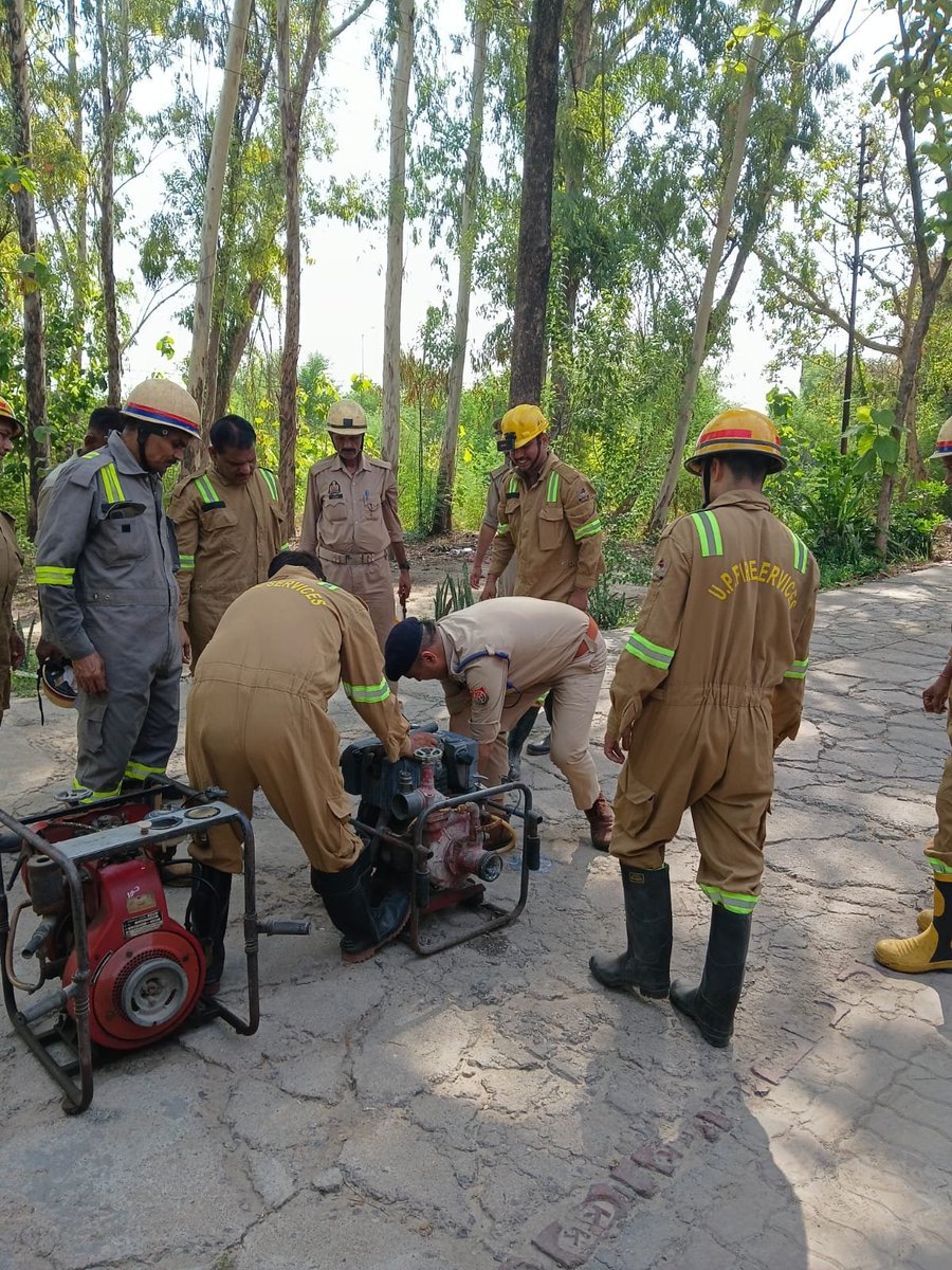 fatehpurfire's tweet photo. CFO फतेहपुर व समस्त प्रभारियों द्वारा सभी स्टेशनों पर अग्निशमन मॉकड्रिल कराया गया जिसमें स्टाफ को आपातकालीन परिस्थितियों से निपटने हेतु  उपकरणों का अभ्यास कराया गया। https://t.co/mAq1vxOrIc