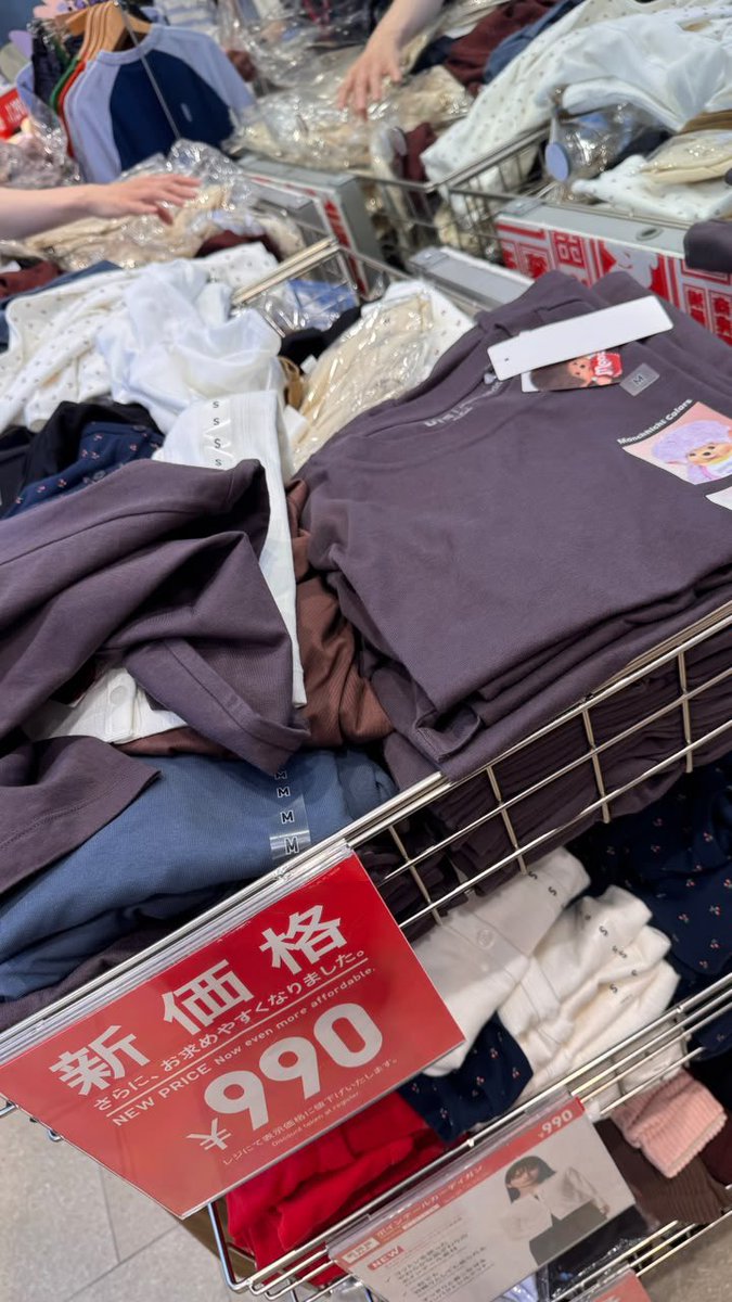 sunoowpi's tweet photo. uniqlo monchhichi disini uda didiskon😭😭 https://t.co/oOGnXcMyXD