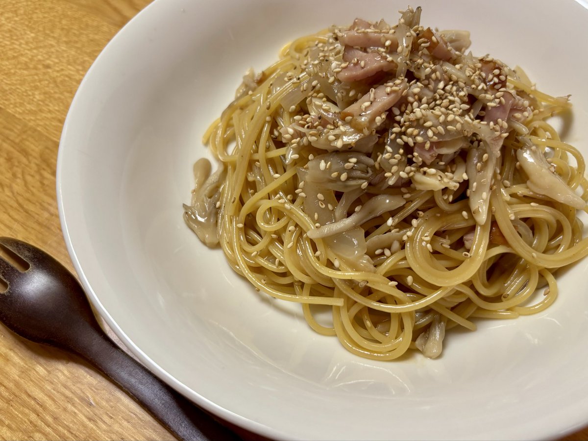 ワンパン、舞茸とベーコンの和風パスタを食べました。長ネギを入れ